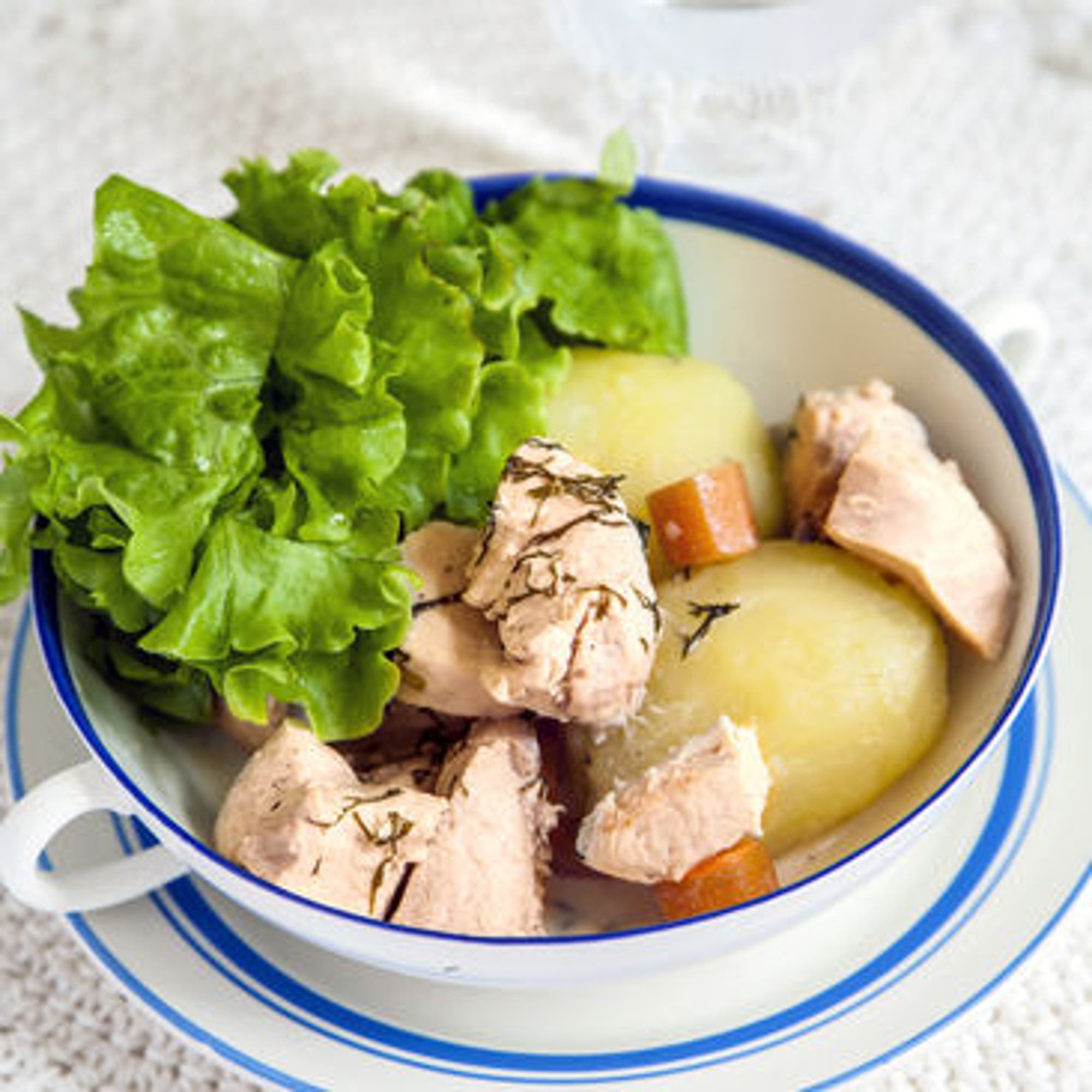 Dillkött på kyckling med kokt potatis och sallad