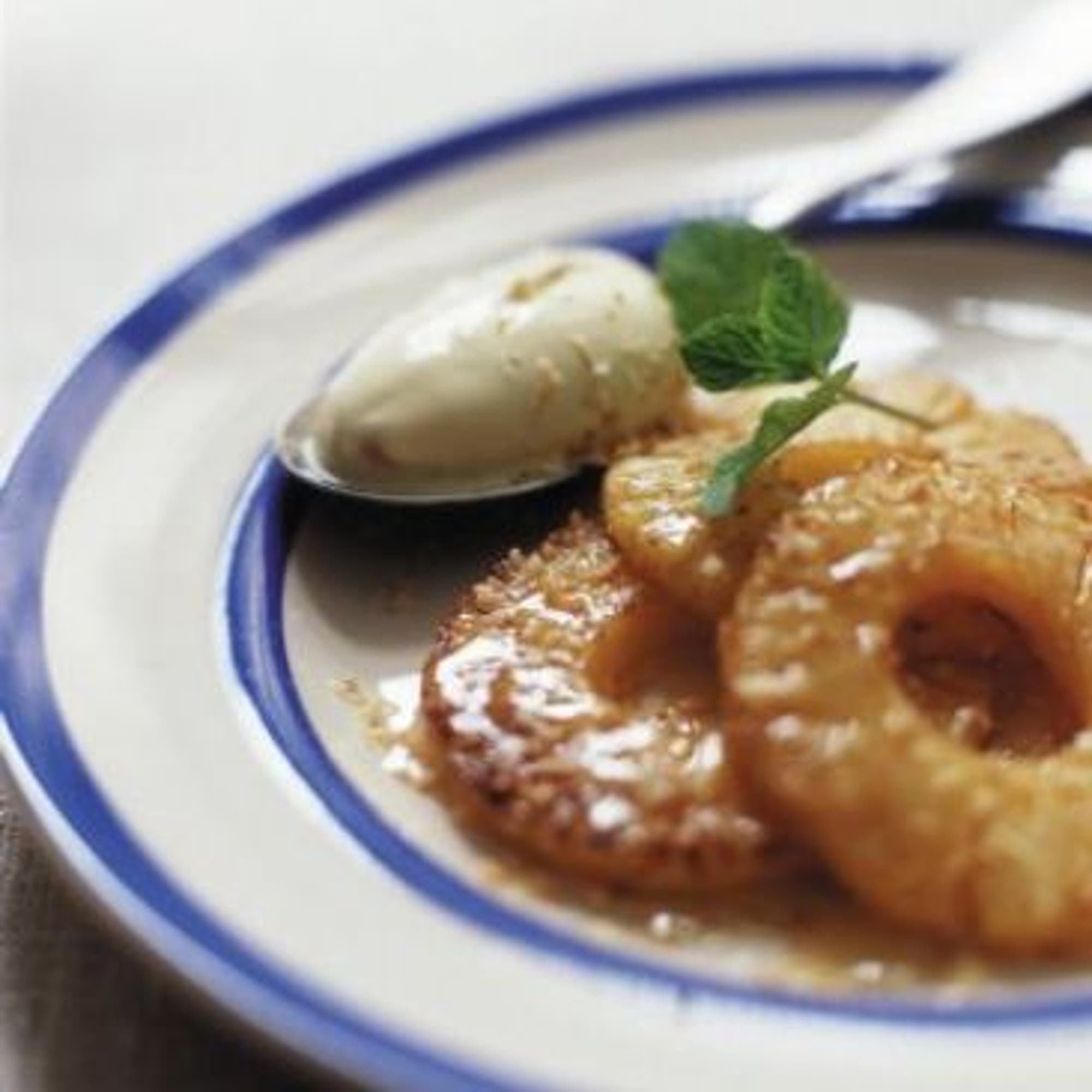 Stekt ananas med honung och glass