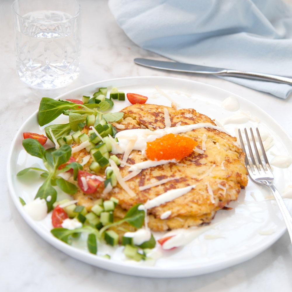 Krispiga blomkålsrårakor med parmesan, krispigt grönt och tångkaviar