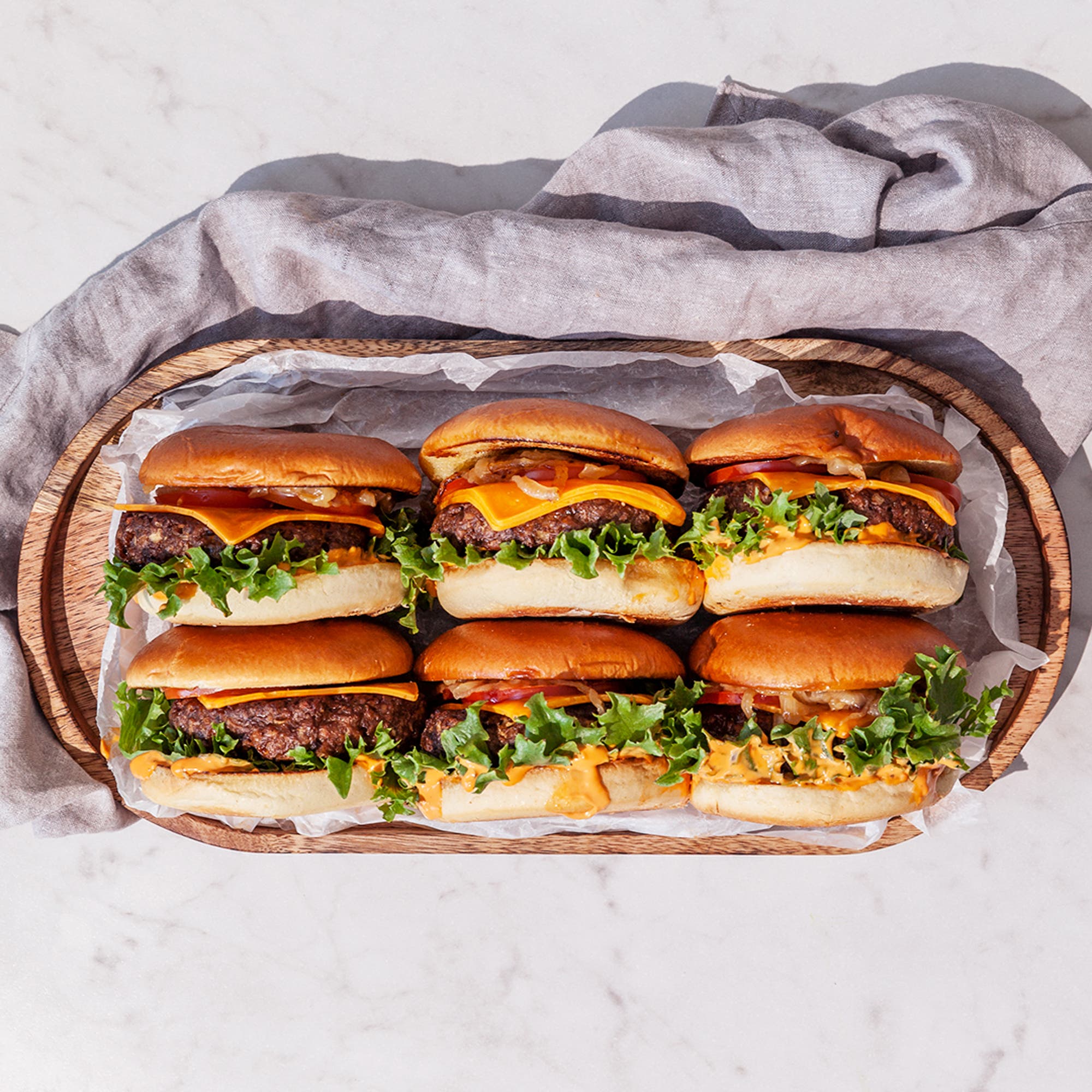 Vegetarisk cheeseburgare med karamelliserad lök
