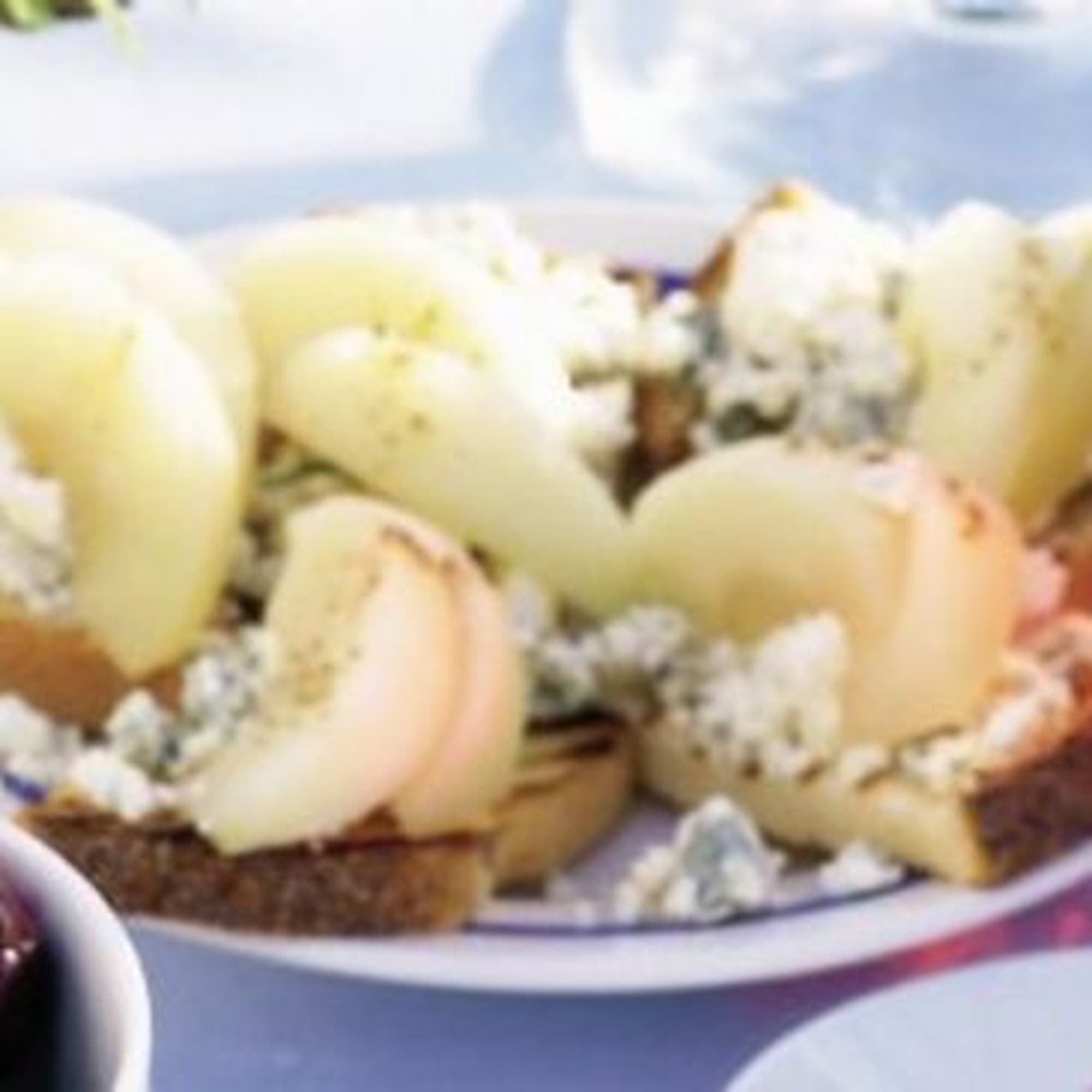 Grillat bröd med ädelost och ciderkokt äpple