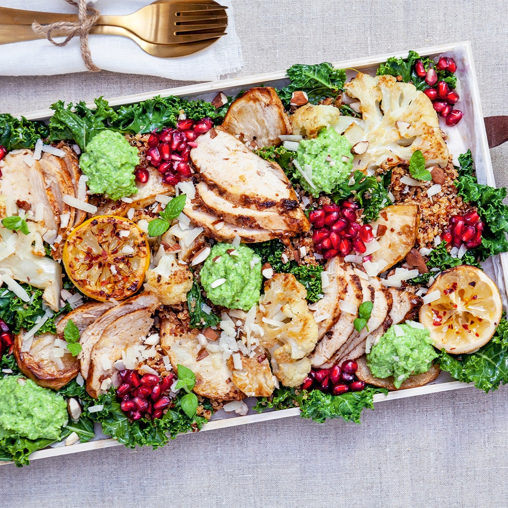 Kryddig quinoa med rostade grönsaker, kyckling och ärtpesto