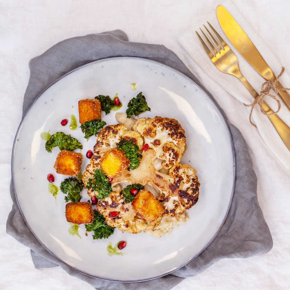 Två sorters blomkål med pankopanerad halloumi och grönkålschips