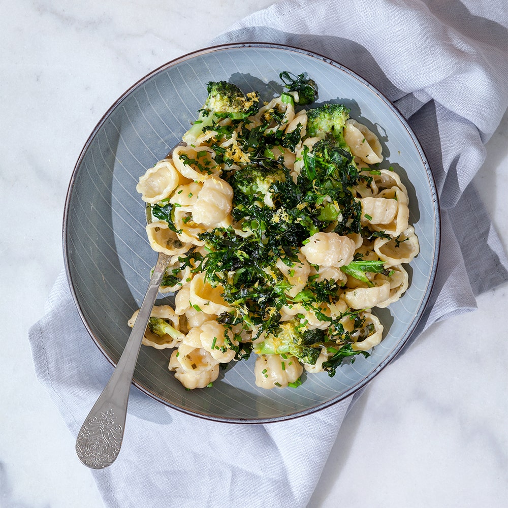 Citronpasta med broccoli och krispig grönkål