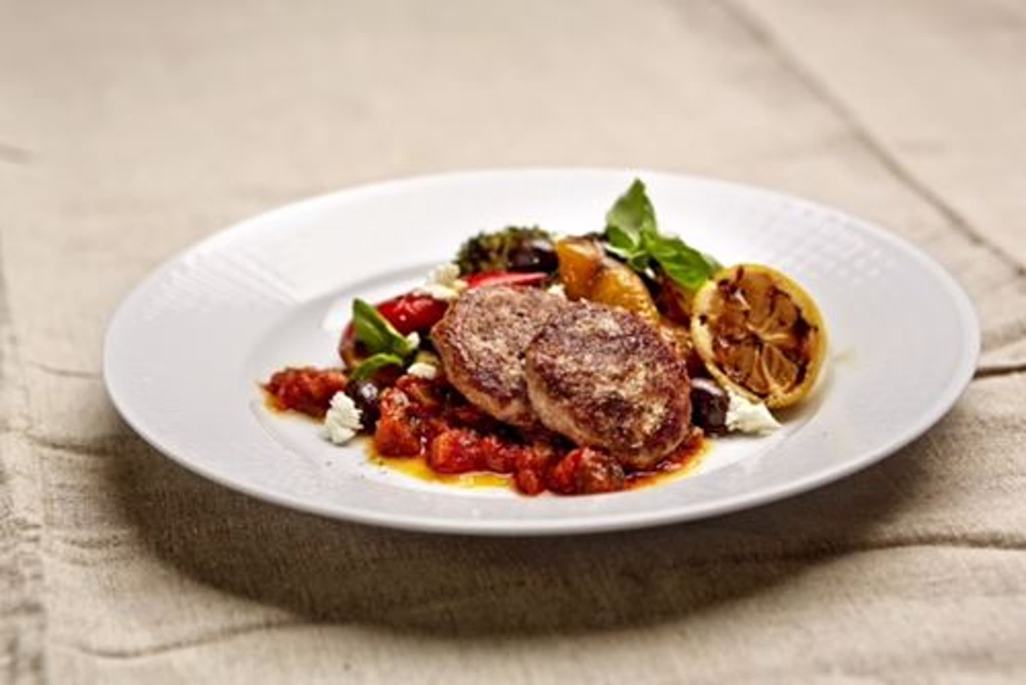 Pannbiffar med grillade grönsaker, fetaost och tomatsås