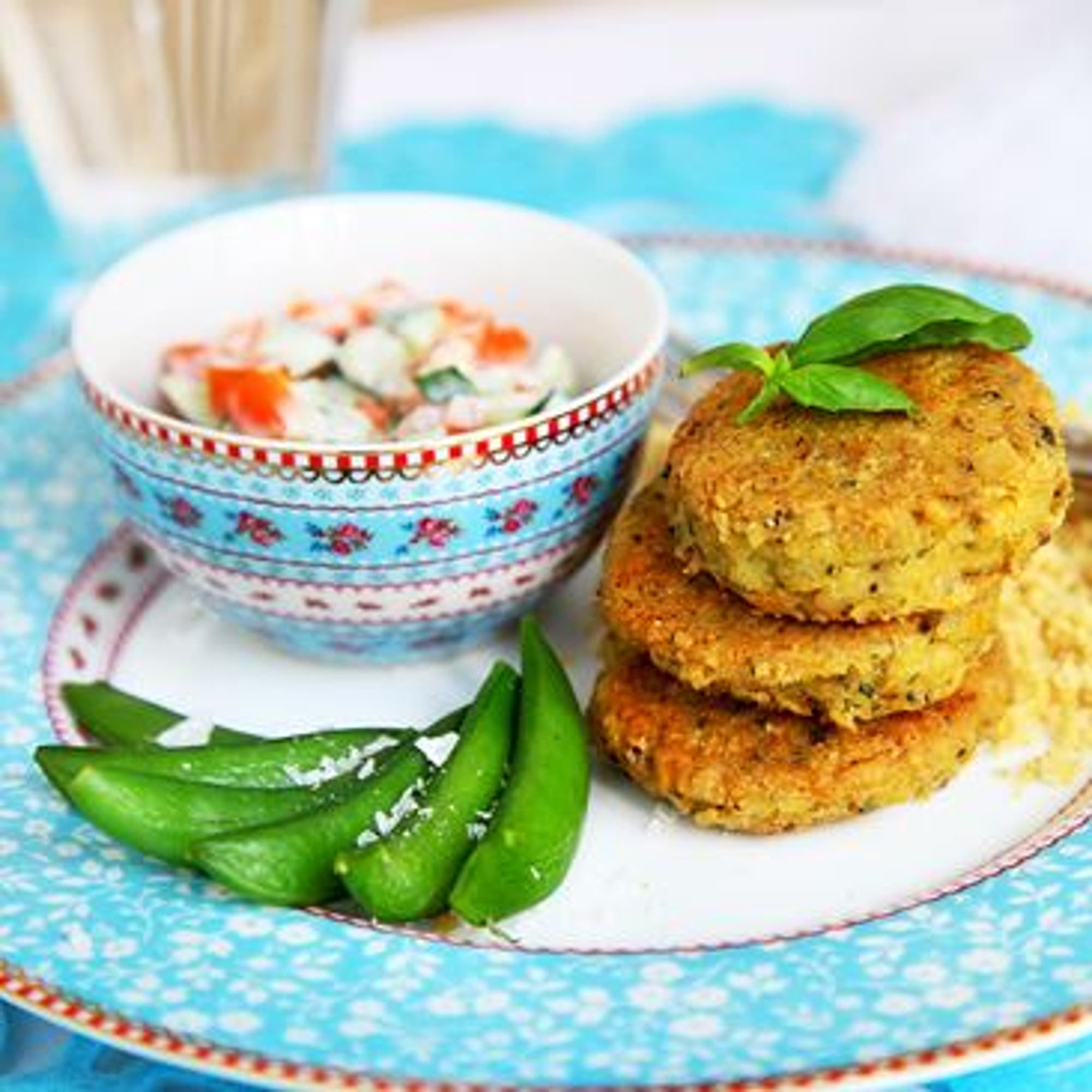 Parmesan- och basilikabiffar med medelhavstzatziki och sockerärtor