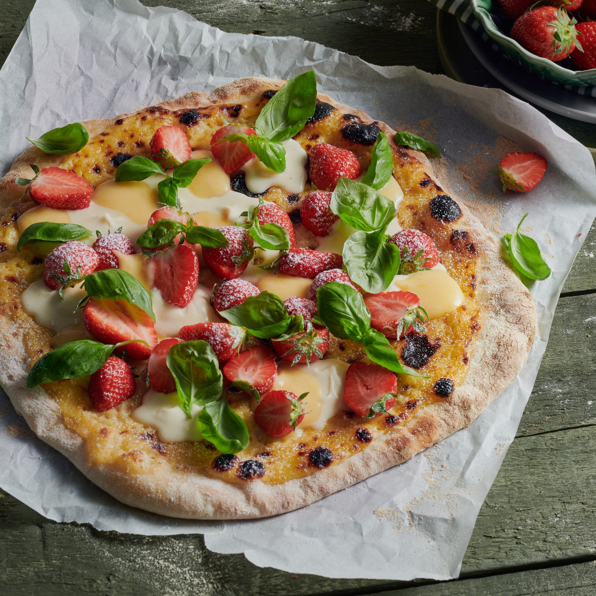Pizza med lemoncurd, vit chokladkräm och jordgubbar