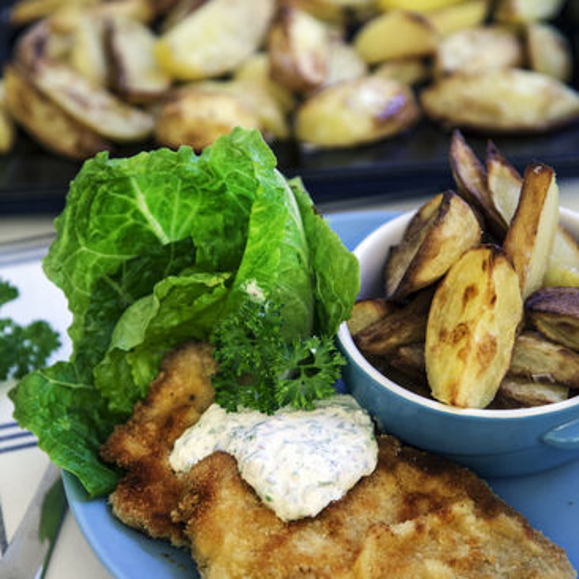 Schnitzel med klyftpotatis och lökig kaprisdipp