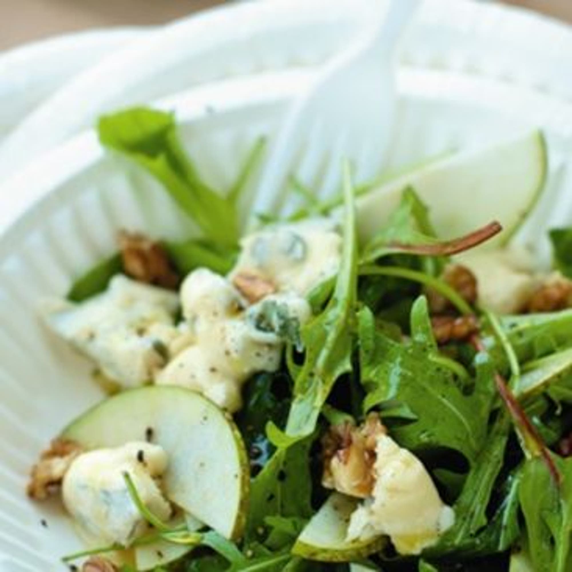 Sallad med ost päron och valnötter