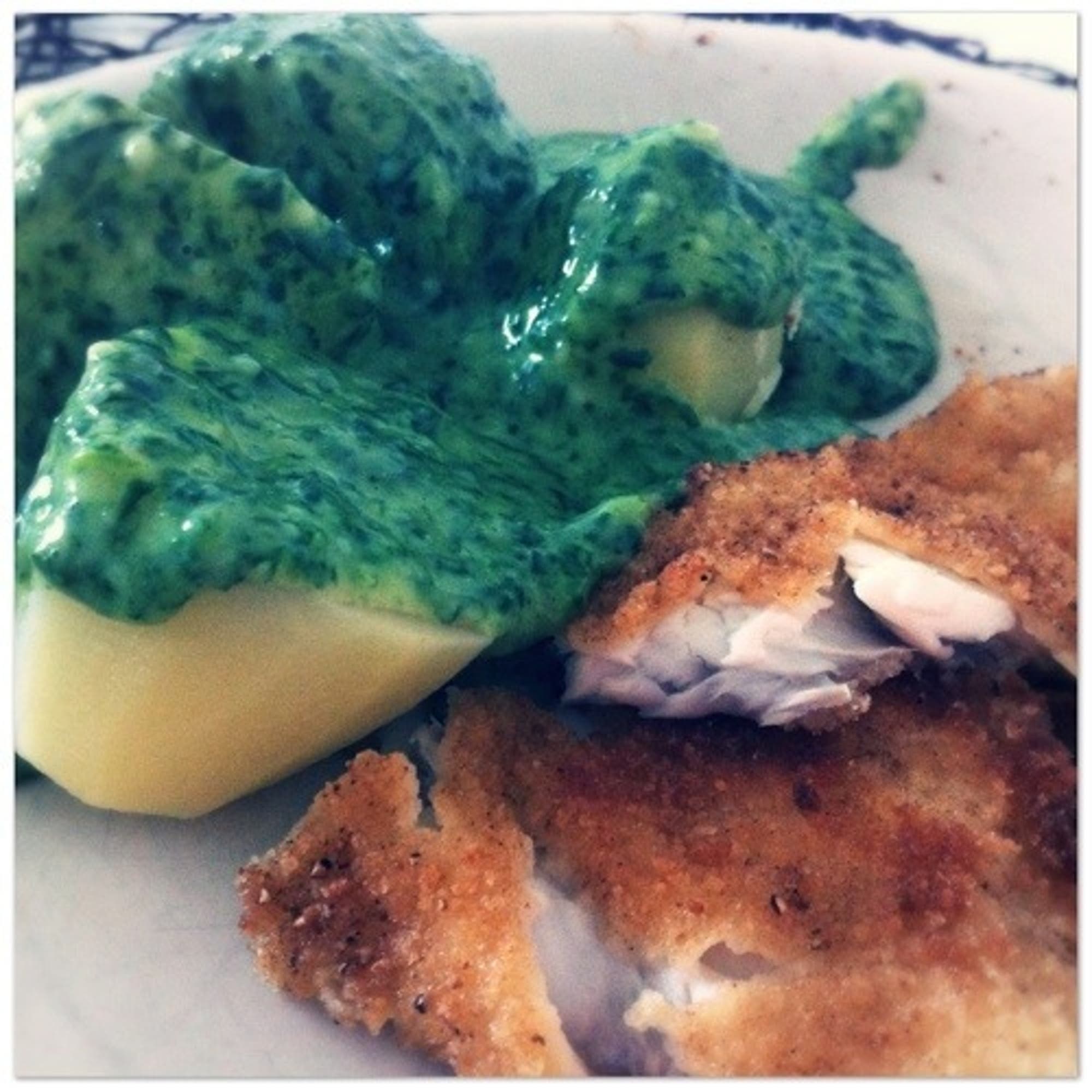 Ströbrödspanerad fisk med spenatsås