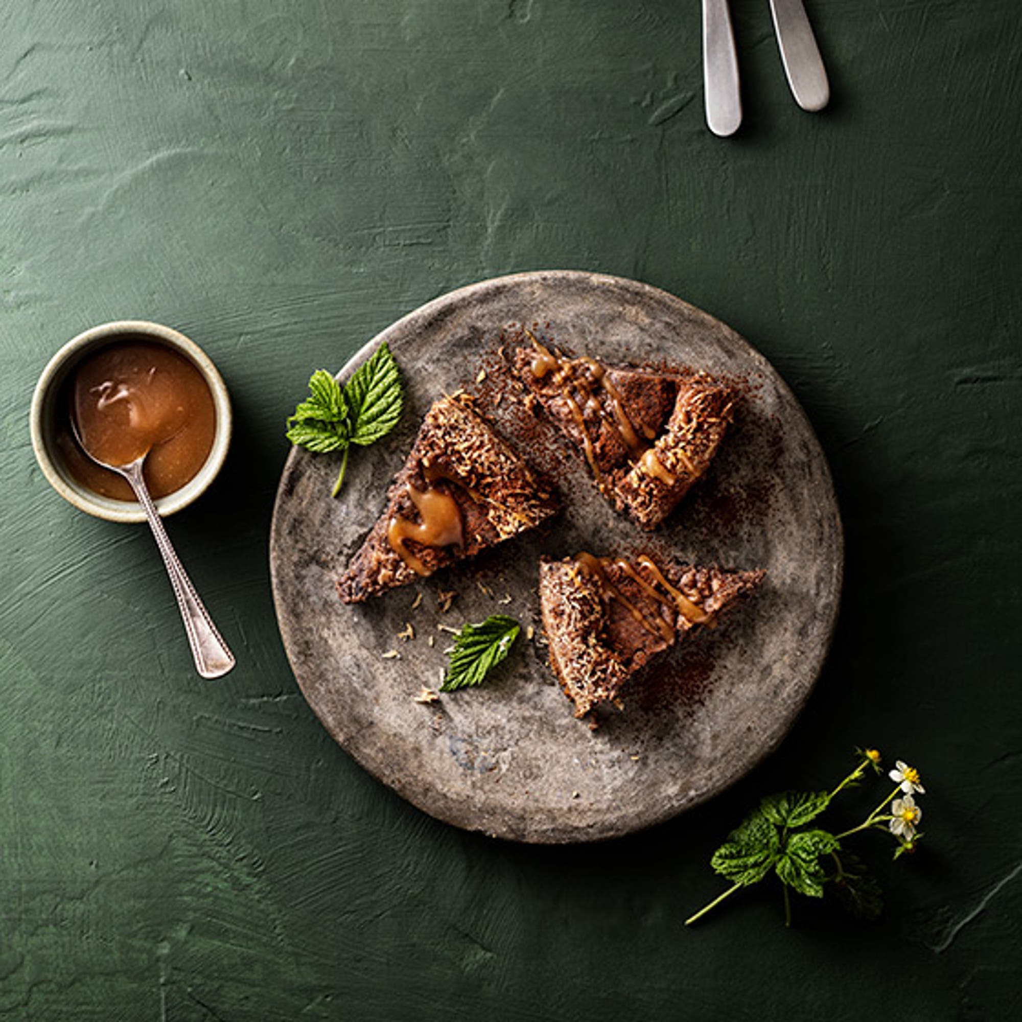Kladdkaka med svarta bönor & salt karamelltopping