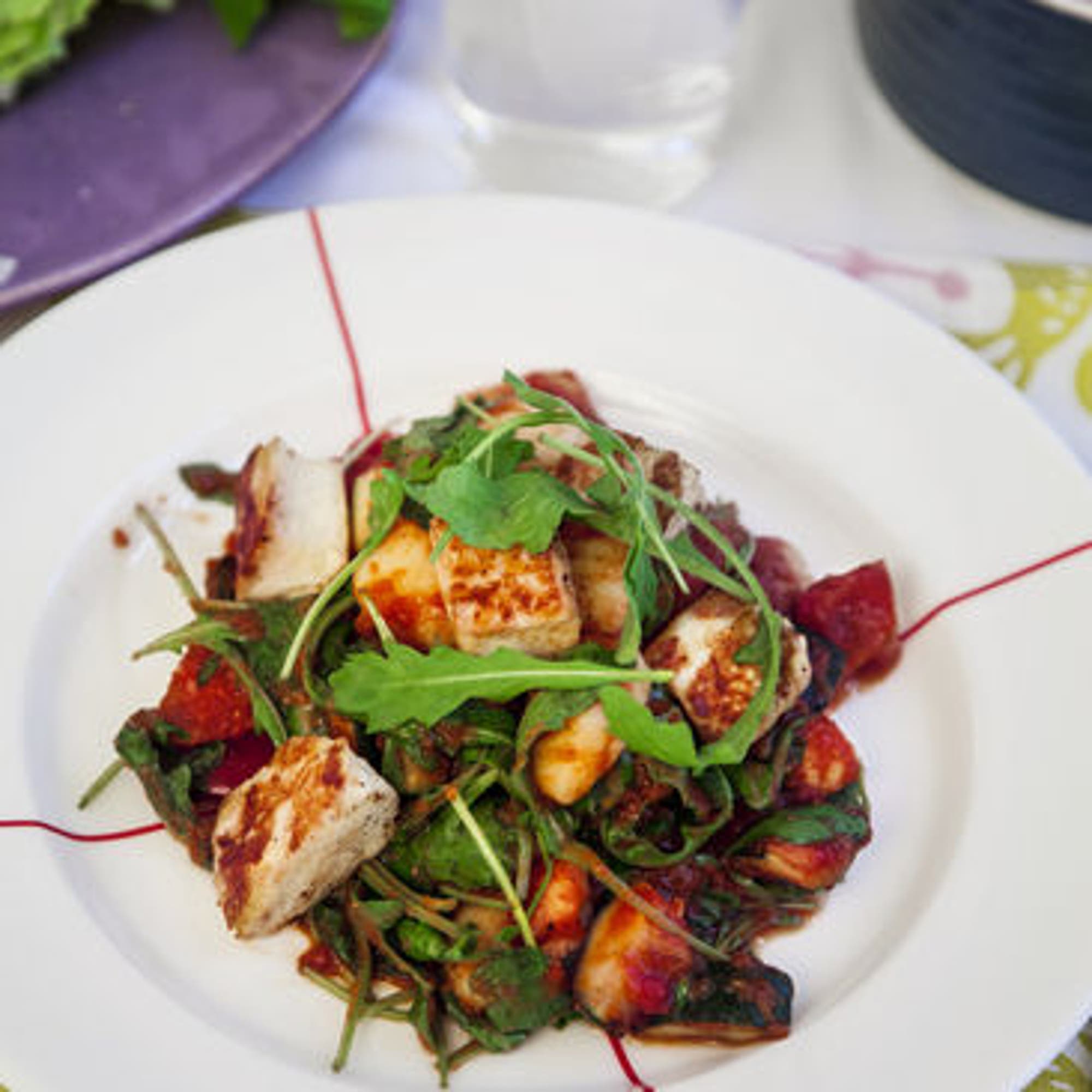 Gnocchi med grönsaksfräs i tomatsås med knaprig halloumi