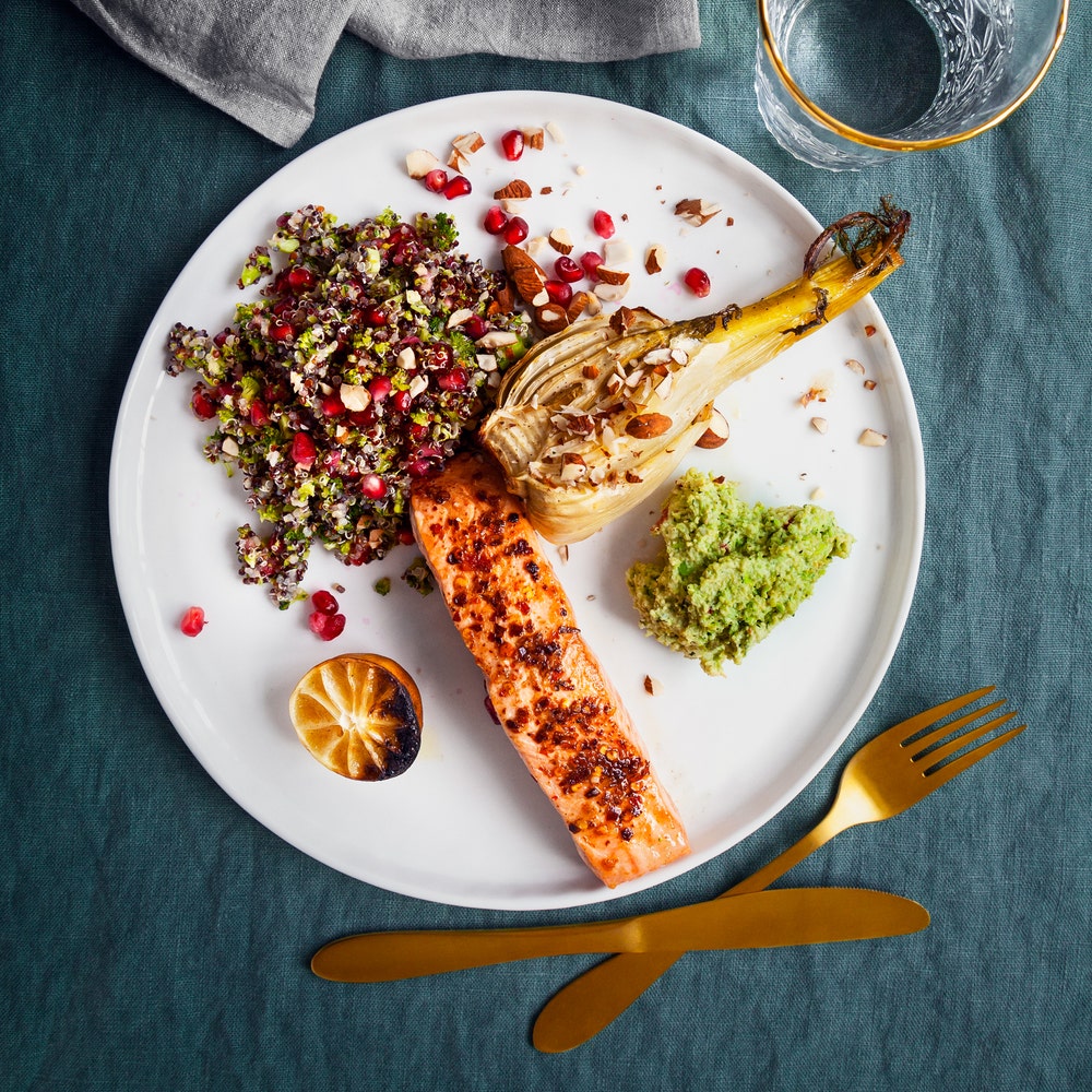 Chilistekt lax med bakad fänkal och broccoli- och grantäppelsallad