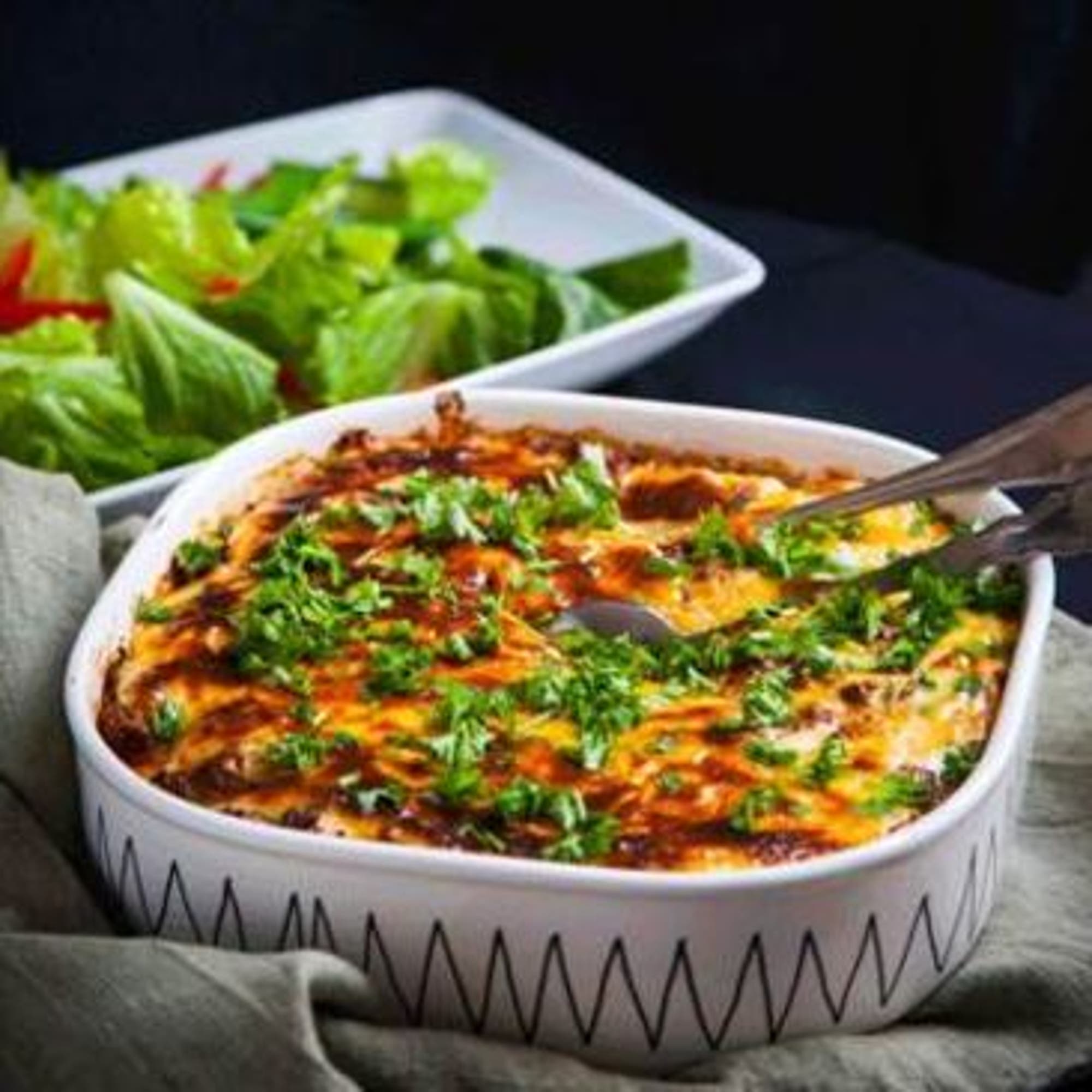Köttfärsgratäng med sallad