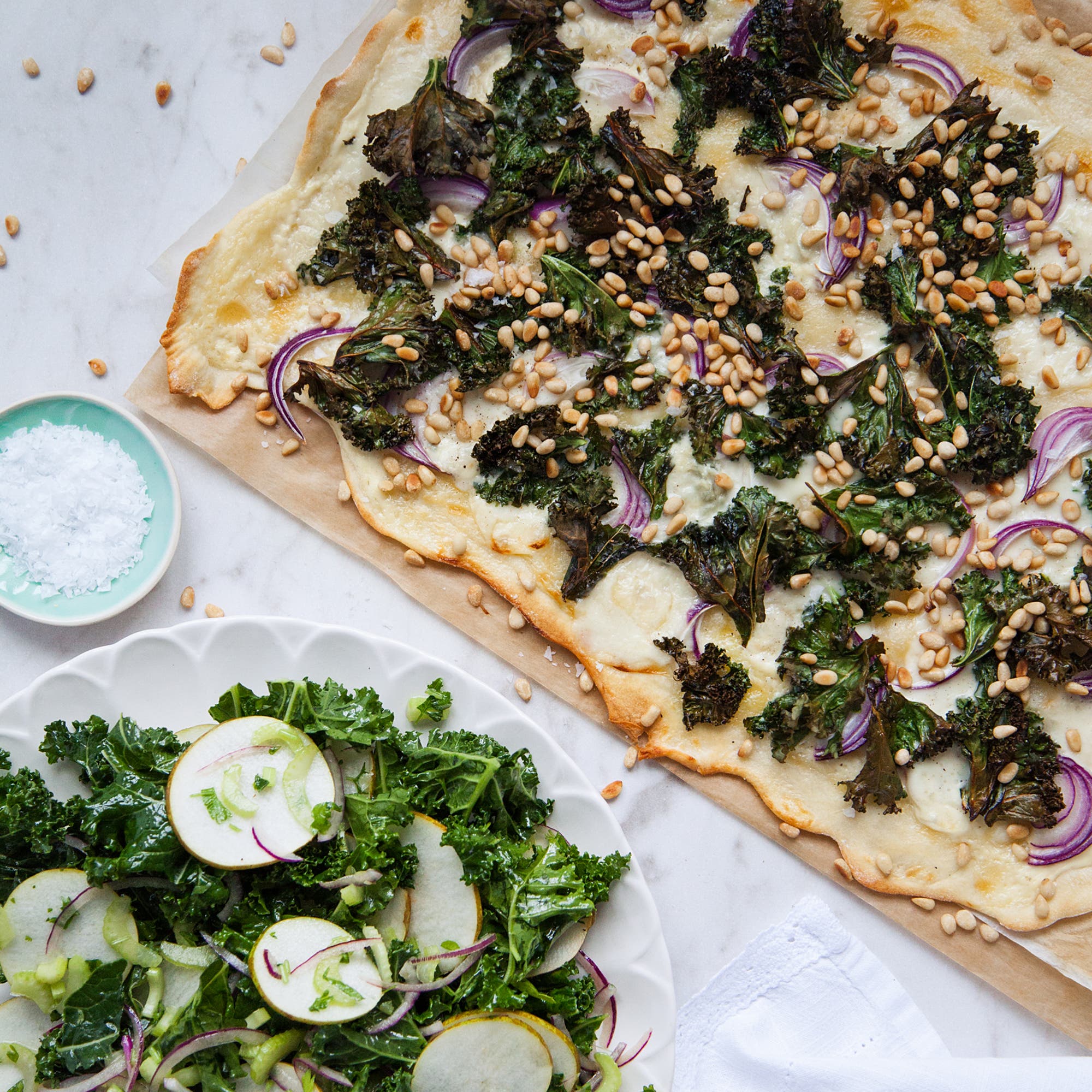 Gorgonzolapizza med grönkål och pinjenötter