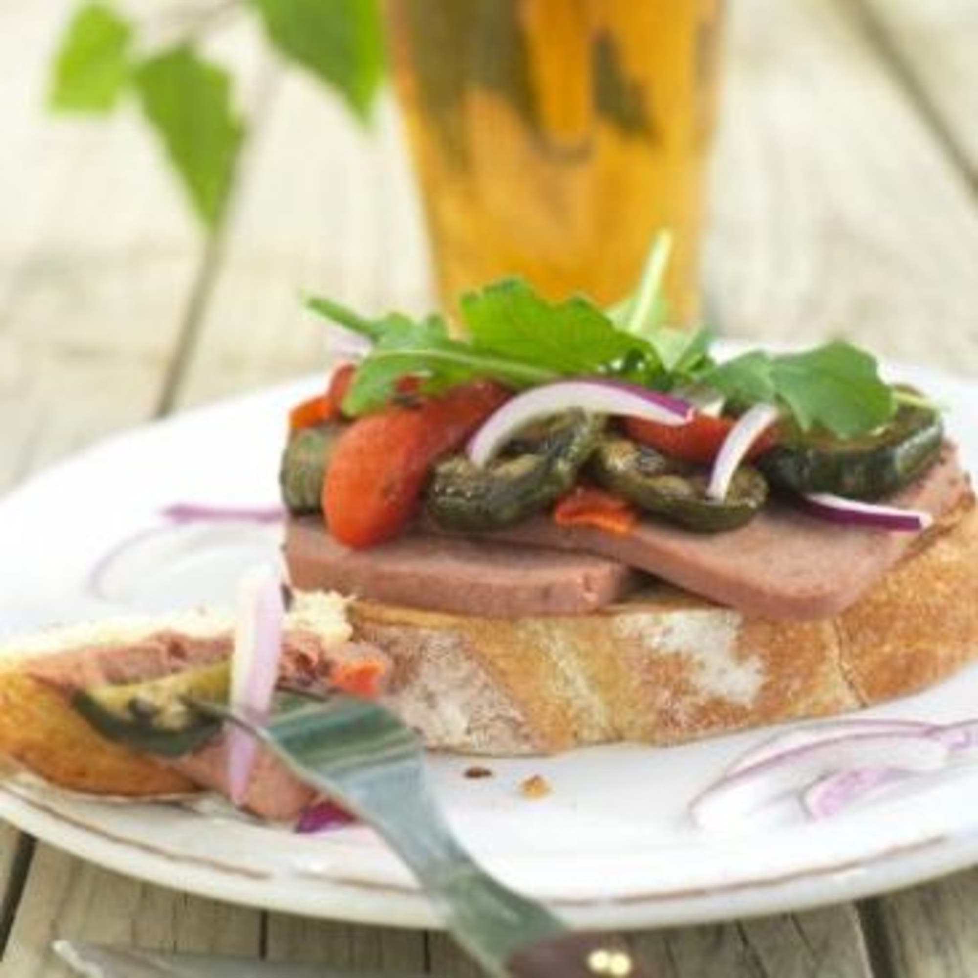 Nyrostat bröd med leverpastej och grillade grönsaker
