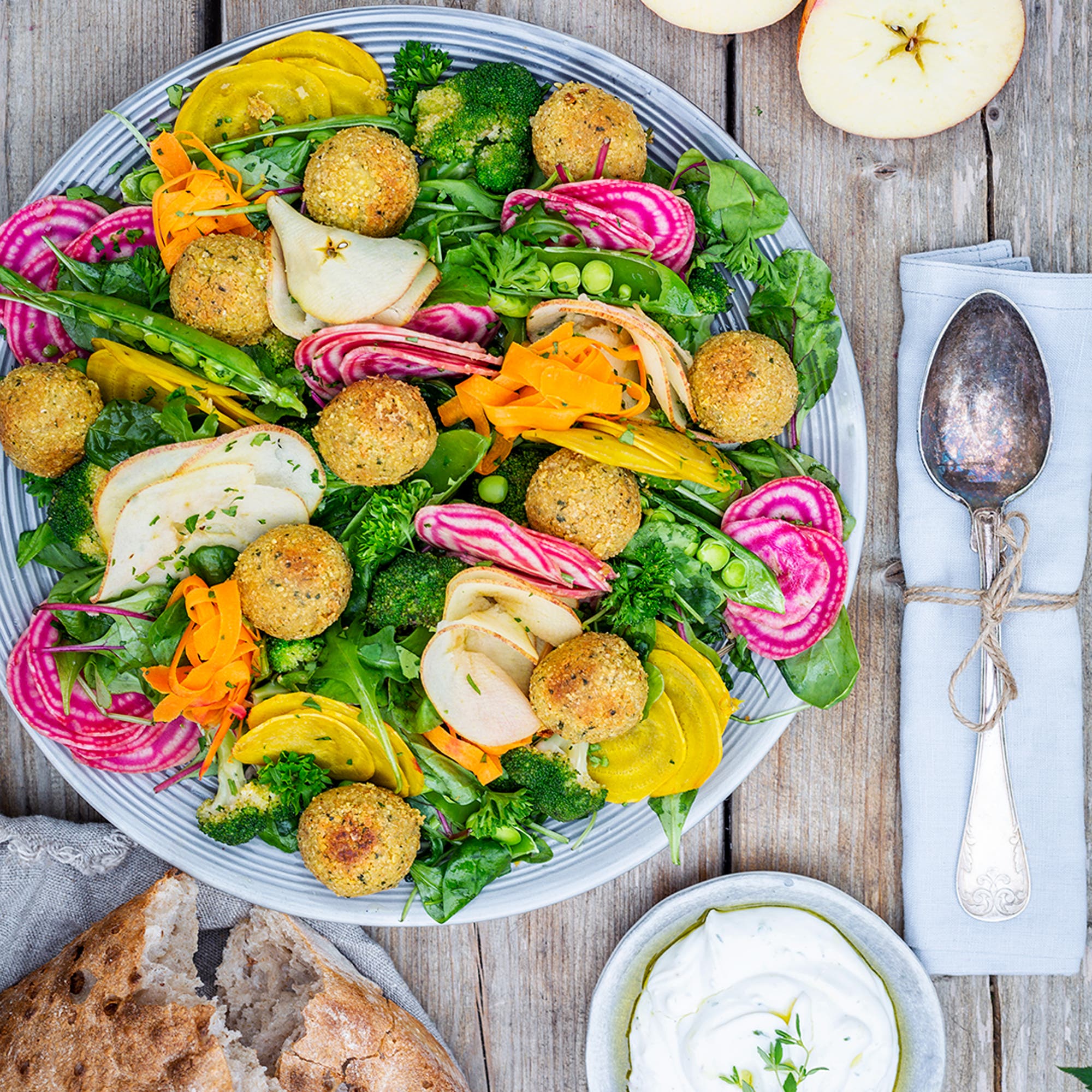 Falafelbollar med skördesallad och fetaostdipp