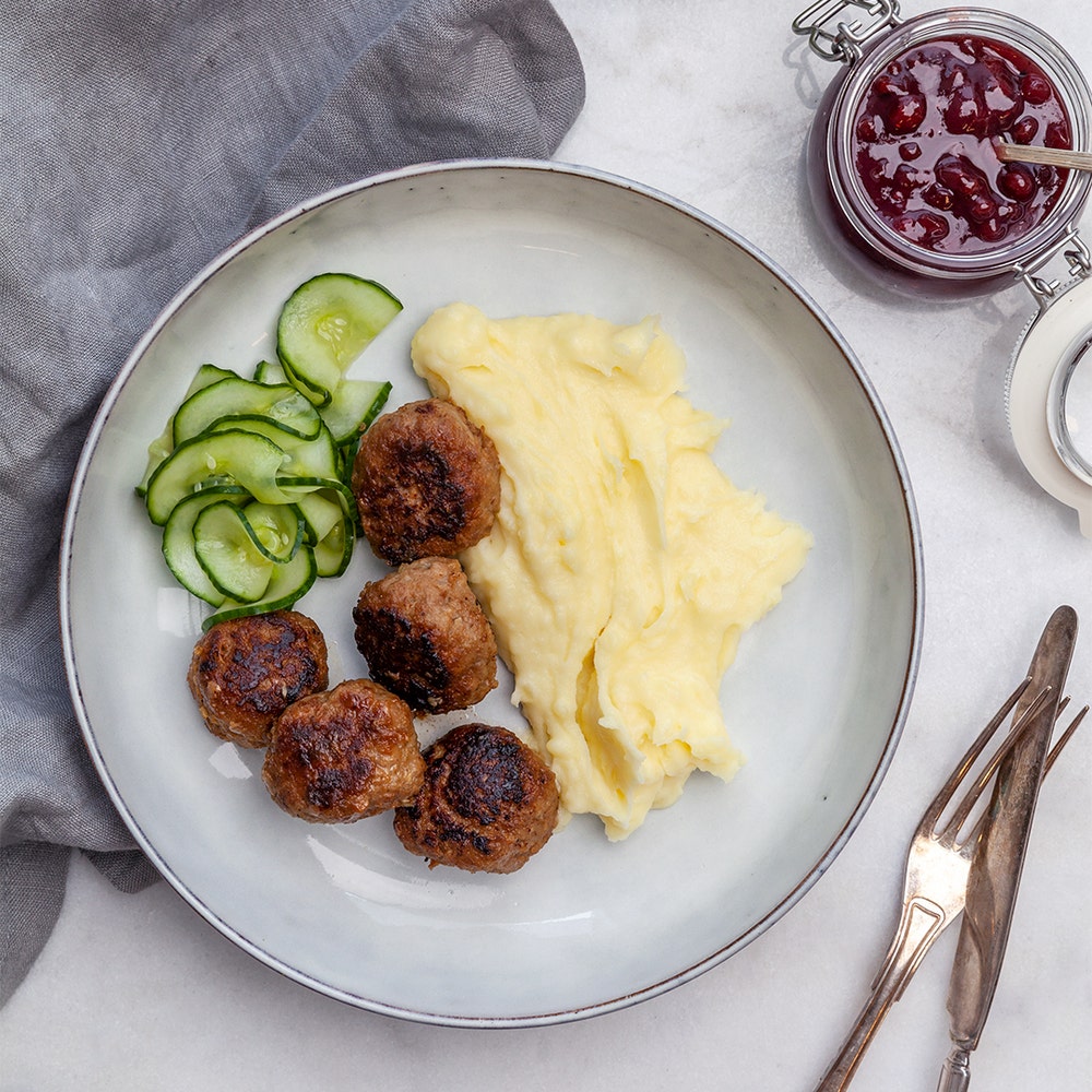 Klassiska köttbullar med potatismos, lingon och inlagd gurka