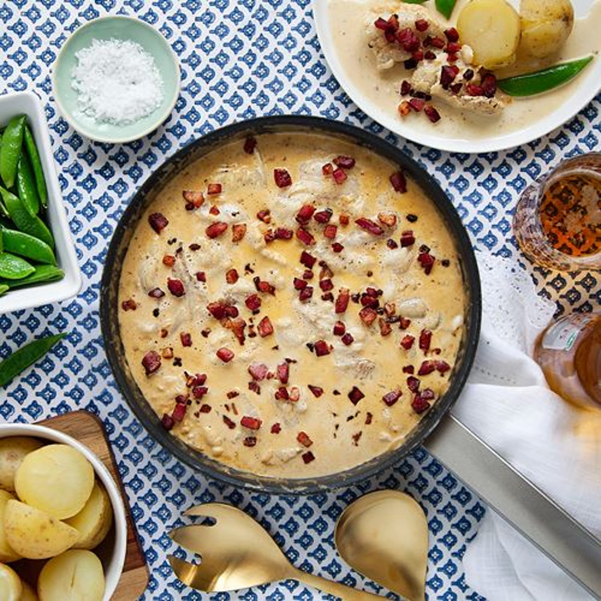 Gräddpocherad torsk med knaperstekt bacon