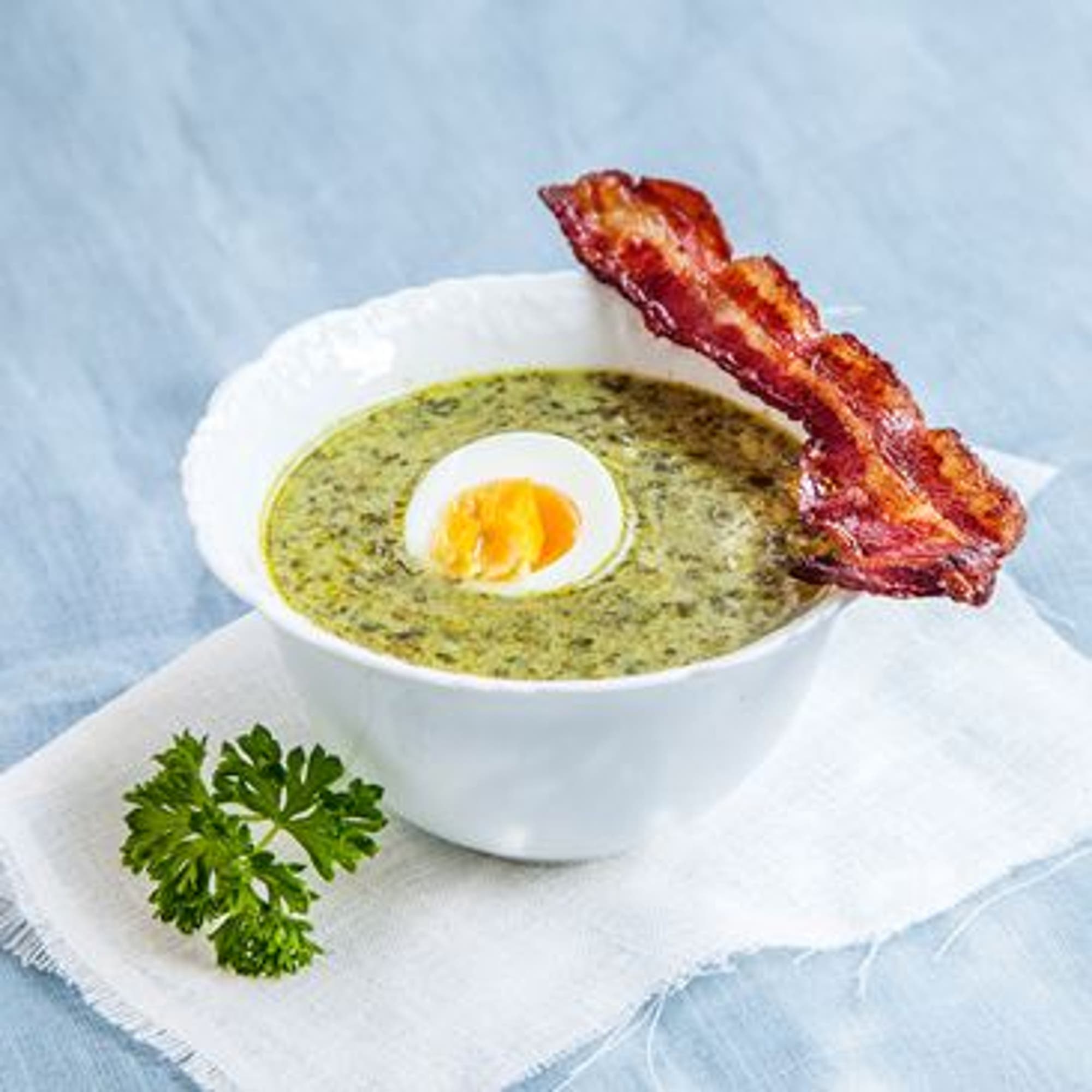 Spenatsoppa med kokt ägg och krispig bacon
