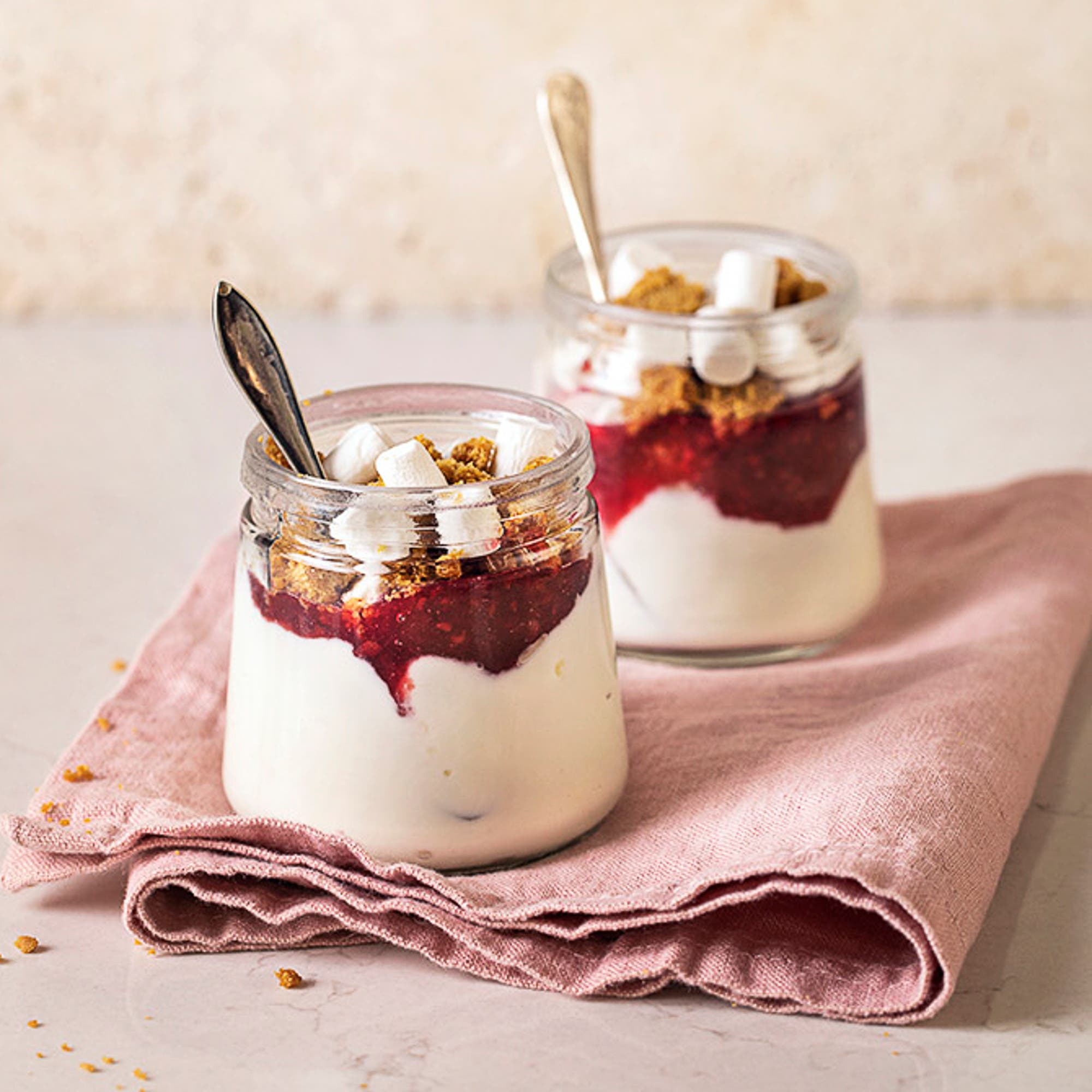 Yoghurtdessert med sylt och kaksmulor