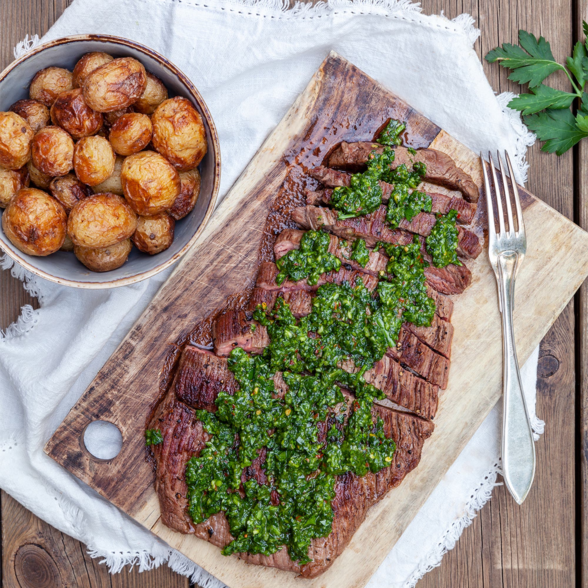 Grillad flankstek med chimichurri och rostad färskpotatis