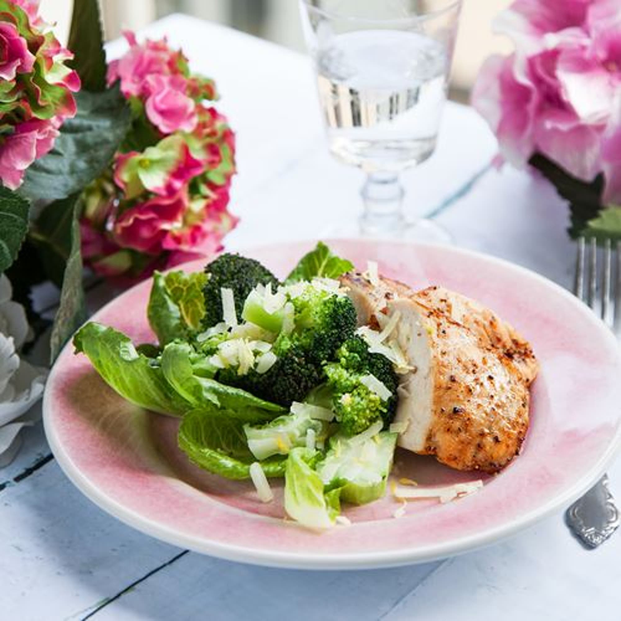 Stekt kyckling med citron- och parmesanslungad broccoli