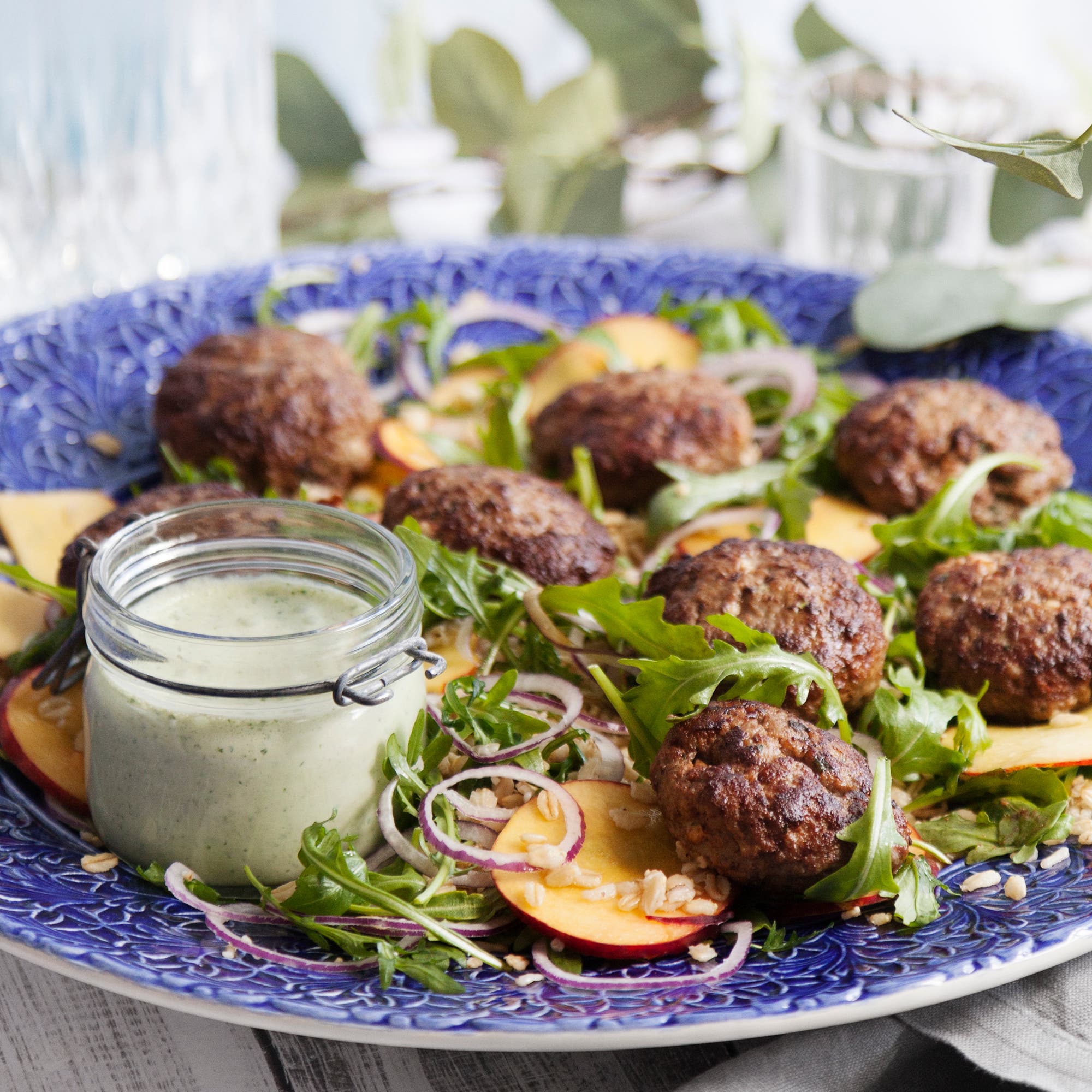 Grekiska biffar med fruktig sallad och örtdressing