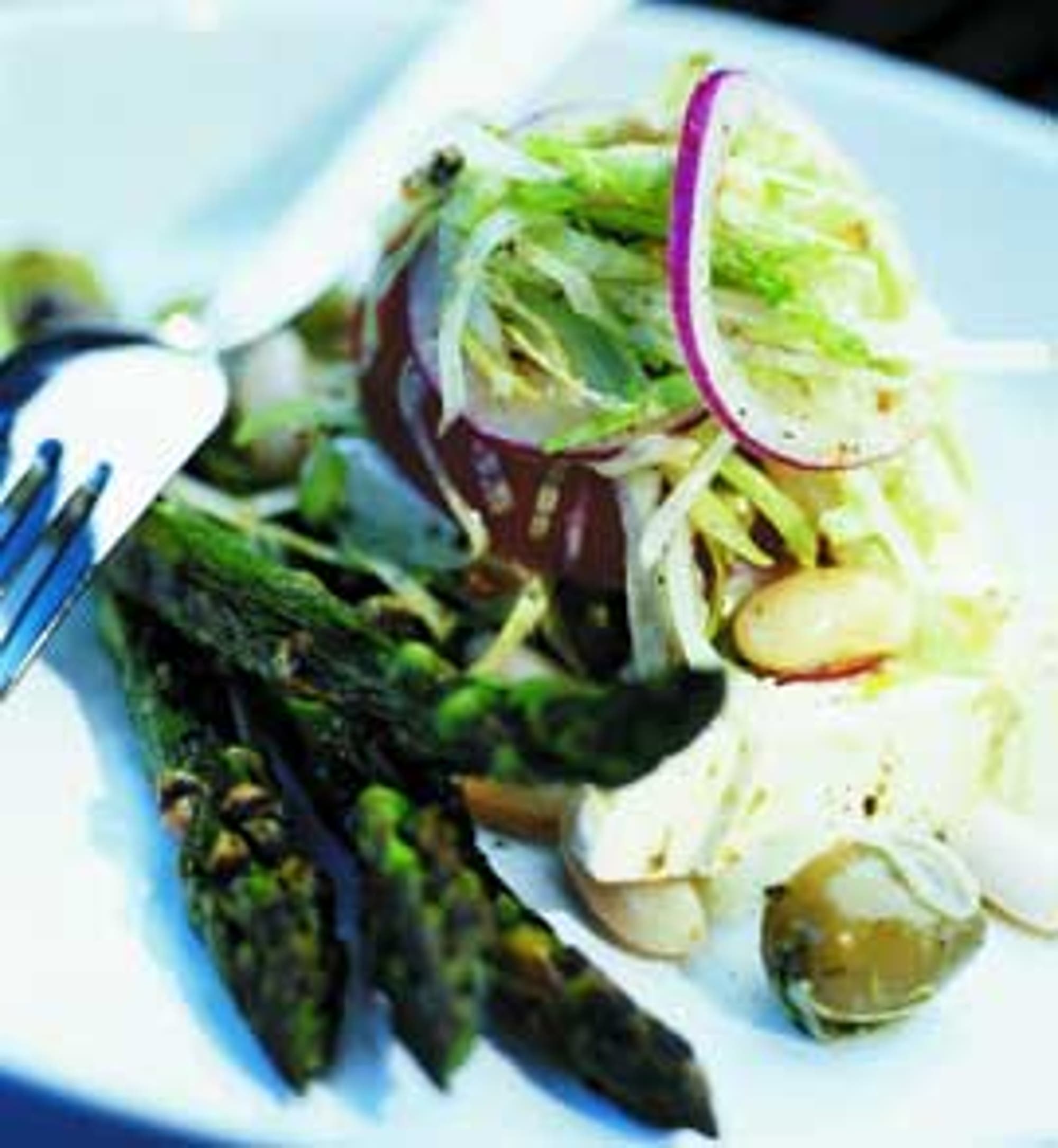 Grillad sparris med grekisk sallad