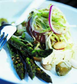 Grillad sparris med grekisk sallad