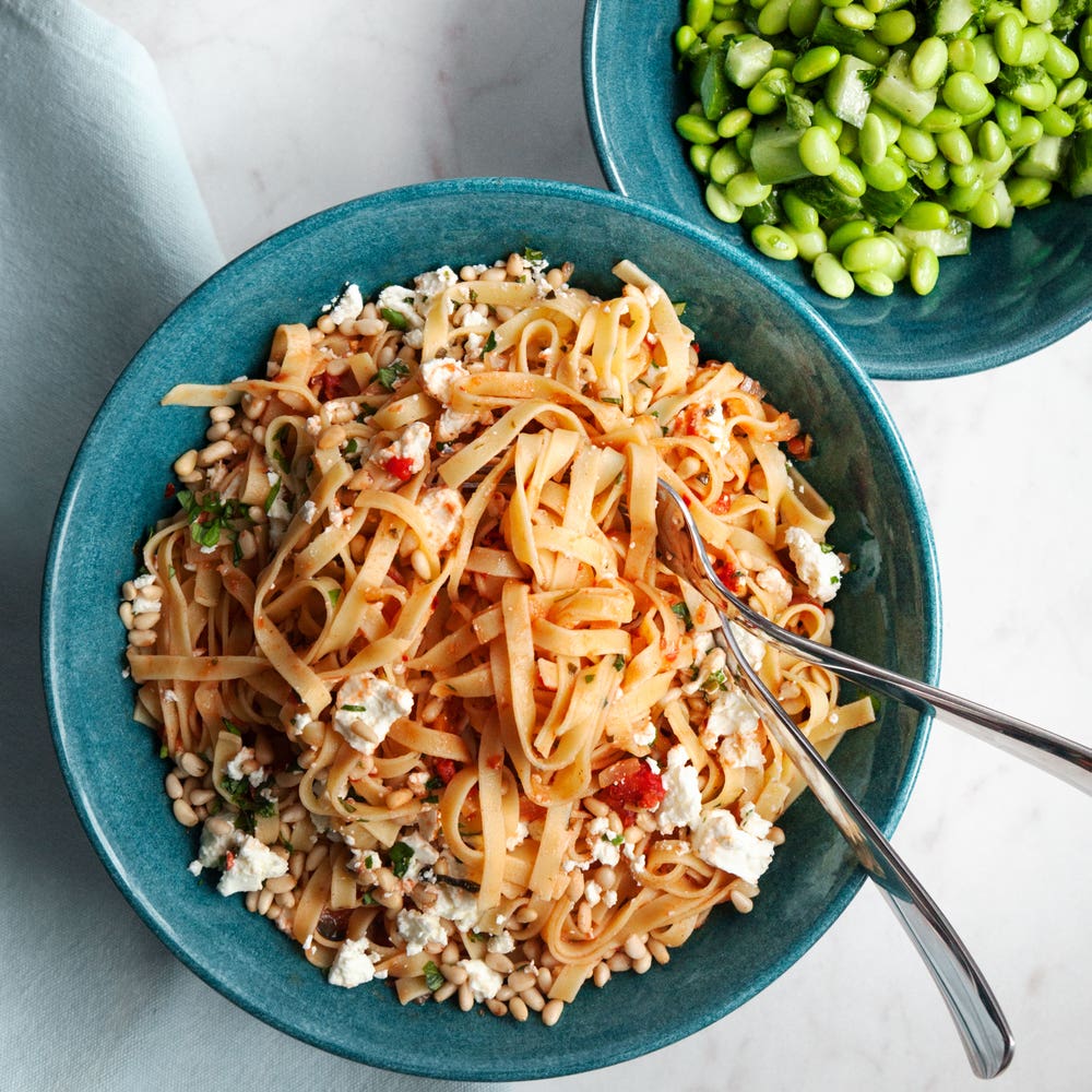 Tagliatelle med tomat- och basilikasås och pinjenötter