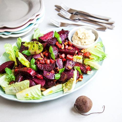 Betor med valnötsströssel, fläsk och rostad auberginekräm
