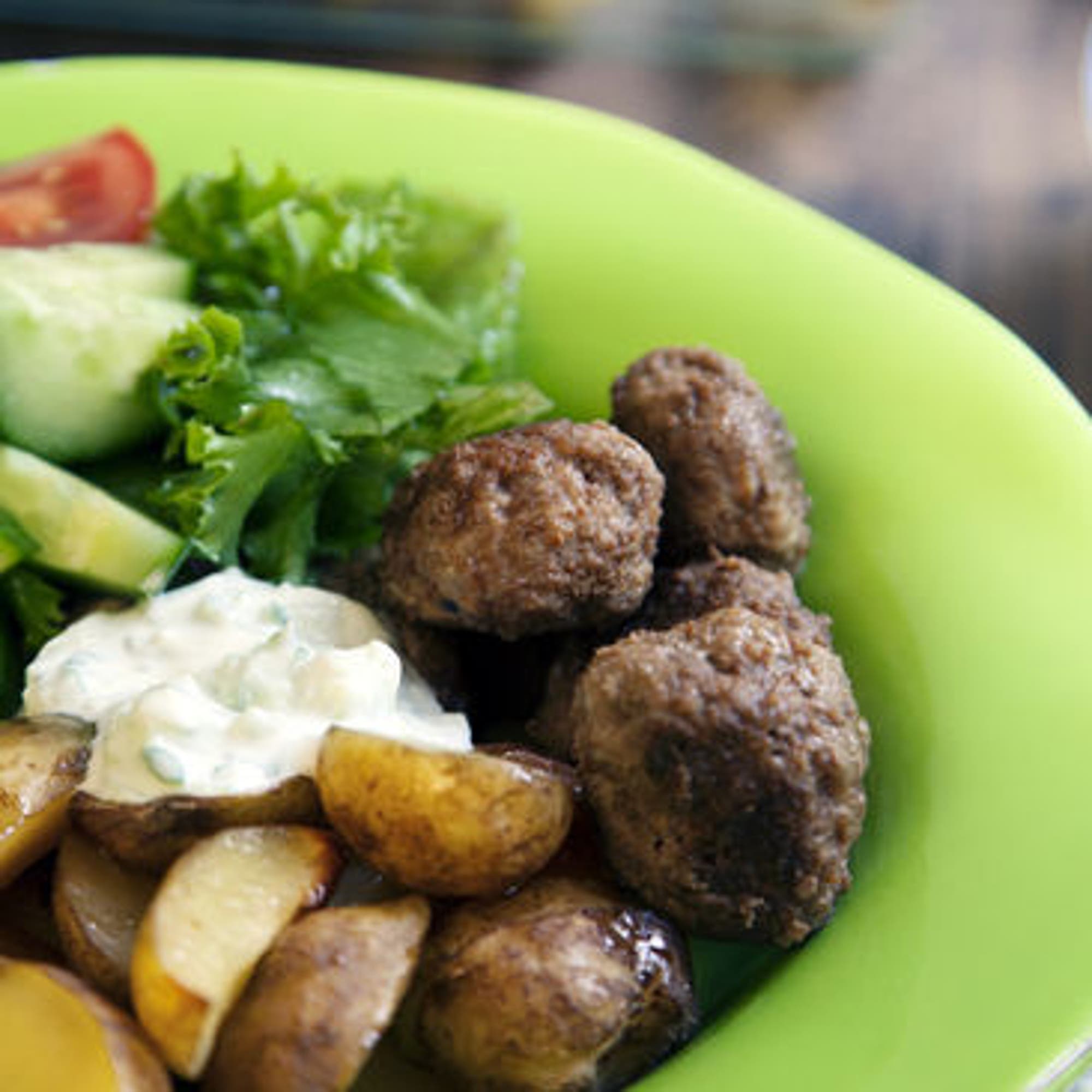 Monika Ahlbergs köttbullar med fetaost tzatziki och klyftpotatis