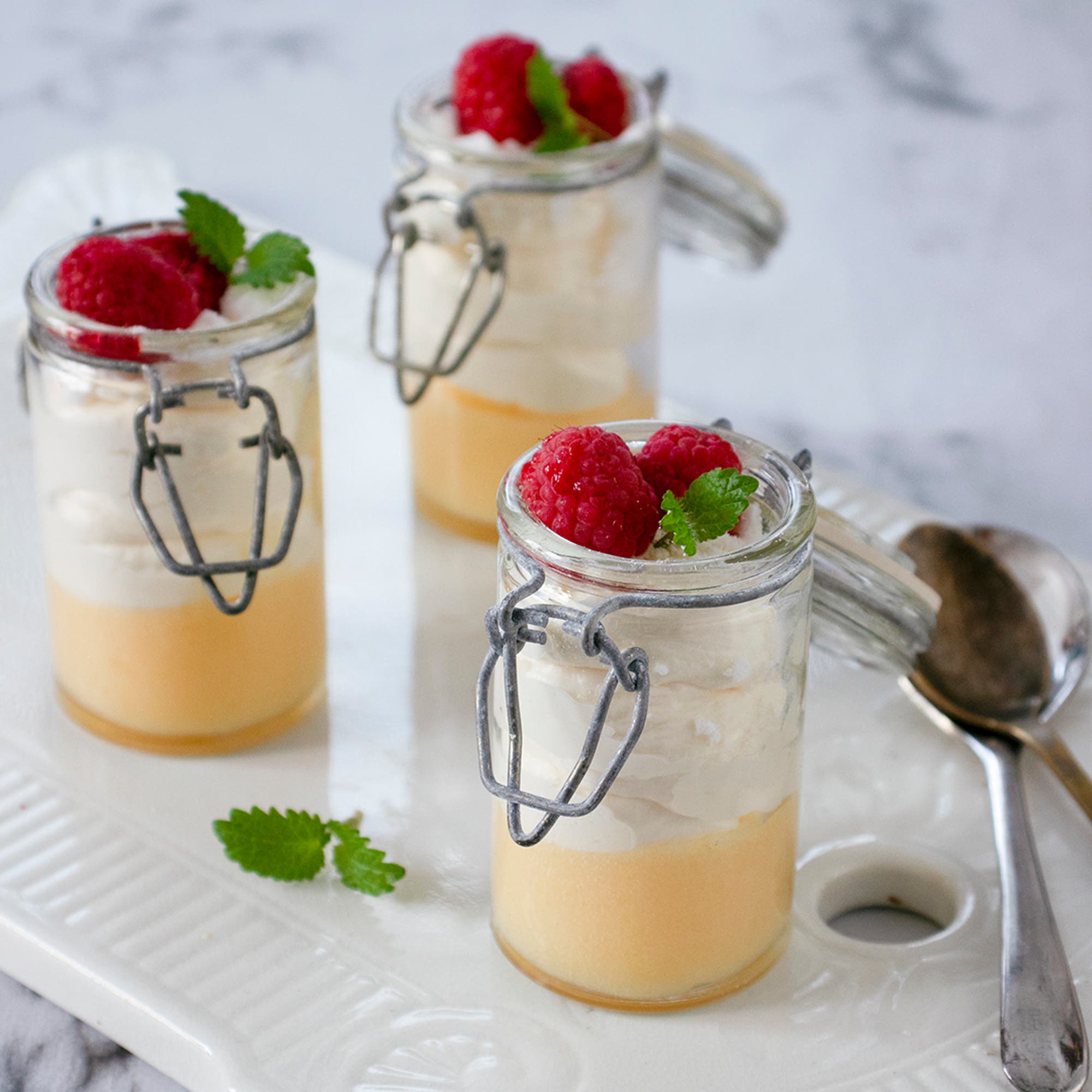 Snabb efterrätt med mascarponekräm, lemon curd och marängsmul