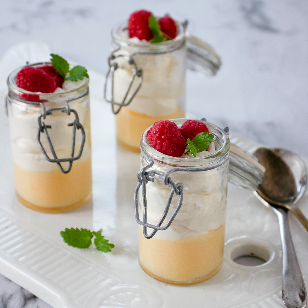 Snabb efterrätt med mascarponekräm, lemon curd och marängsmul