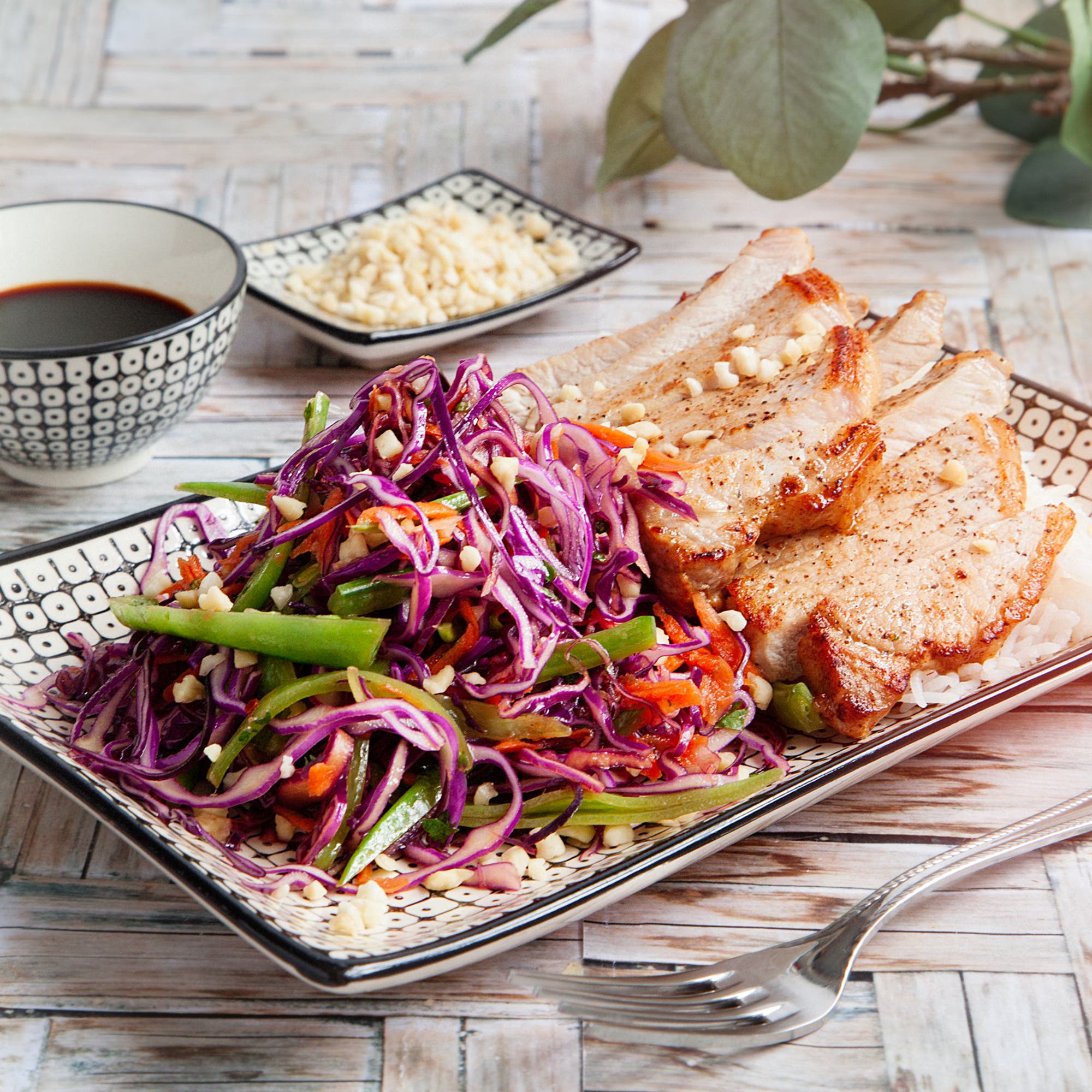 Stekta fläskkotletter med asiatisk kålsallad