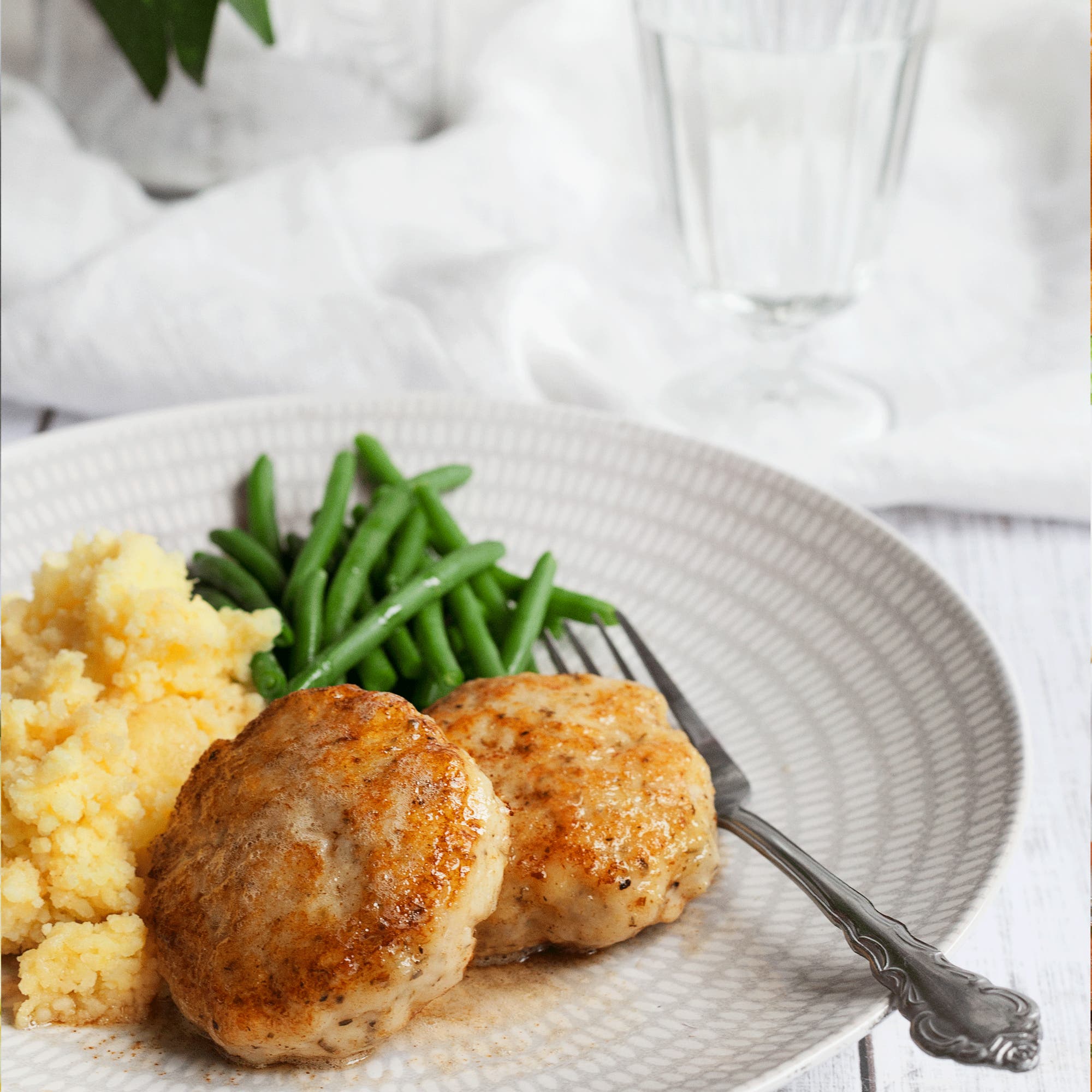 Franska fiskbiffar med pressad potatis och brynt smör