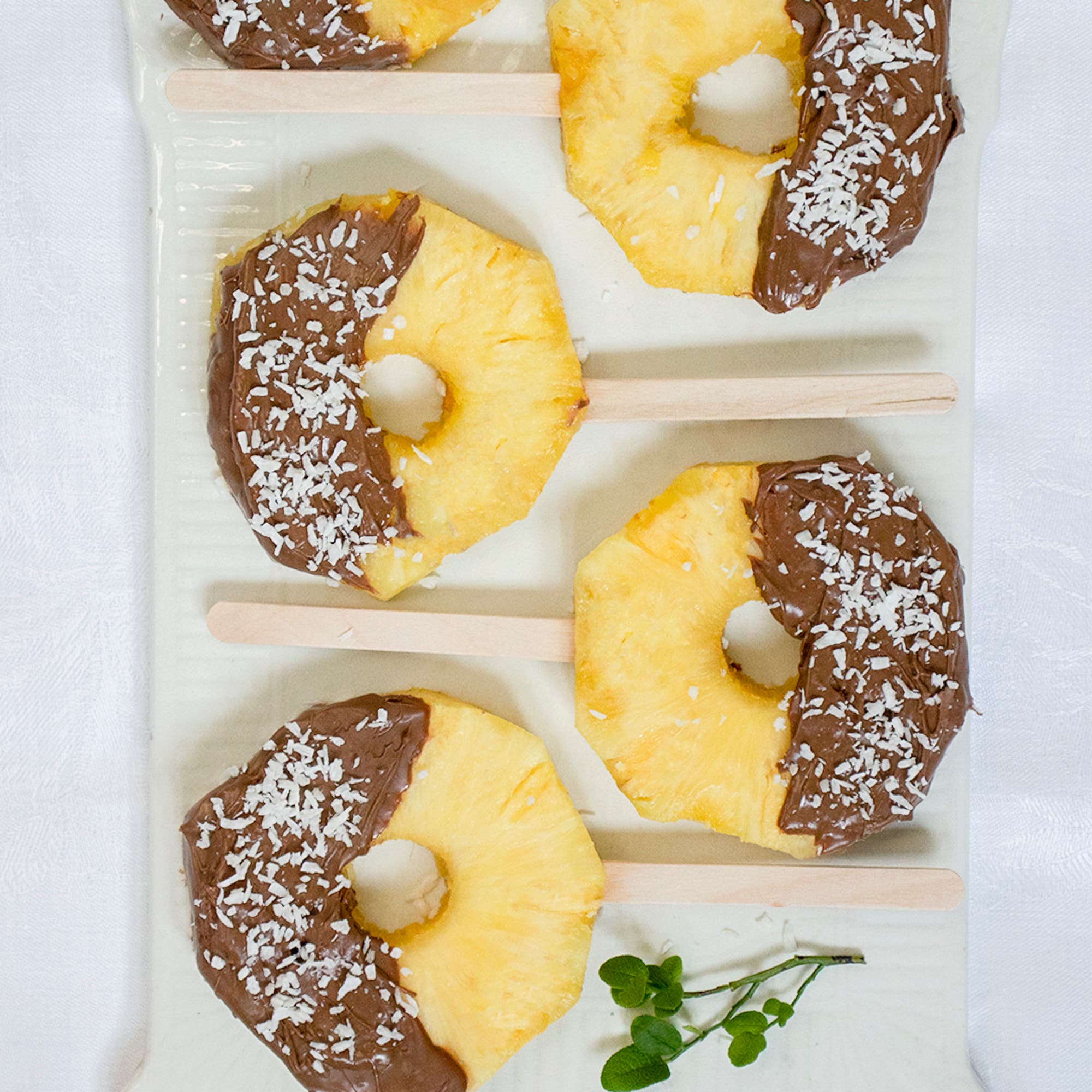 Chokladdoppad ananas med kokosflingor