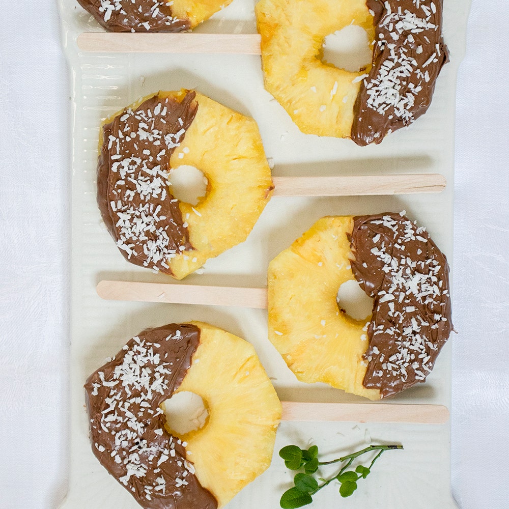 Chokladdoppad ananas med kokosflingor