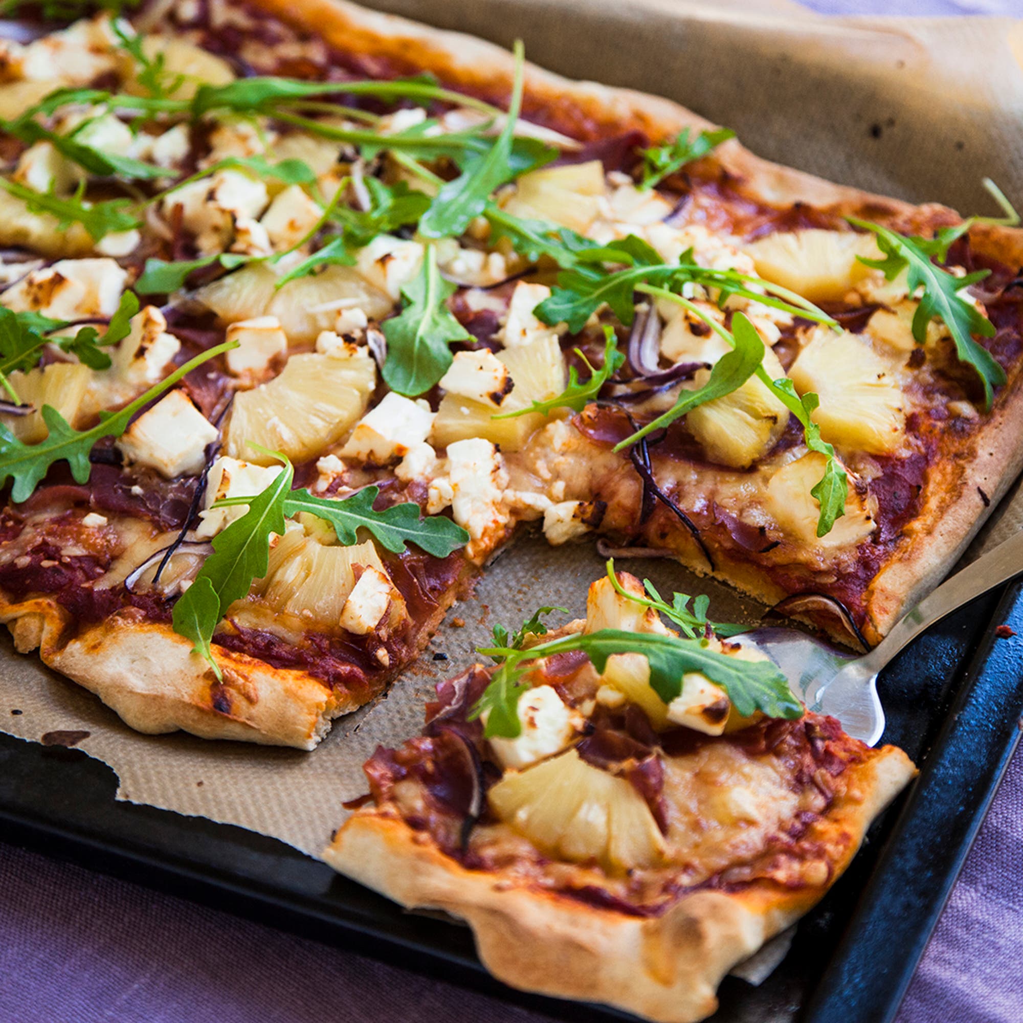Pizza Hawaii med fetaost och frisk kålsallad