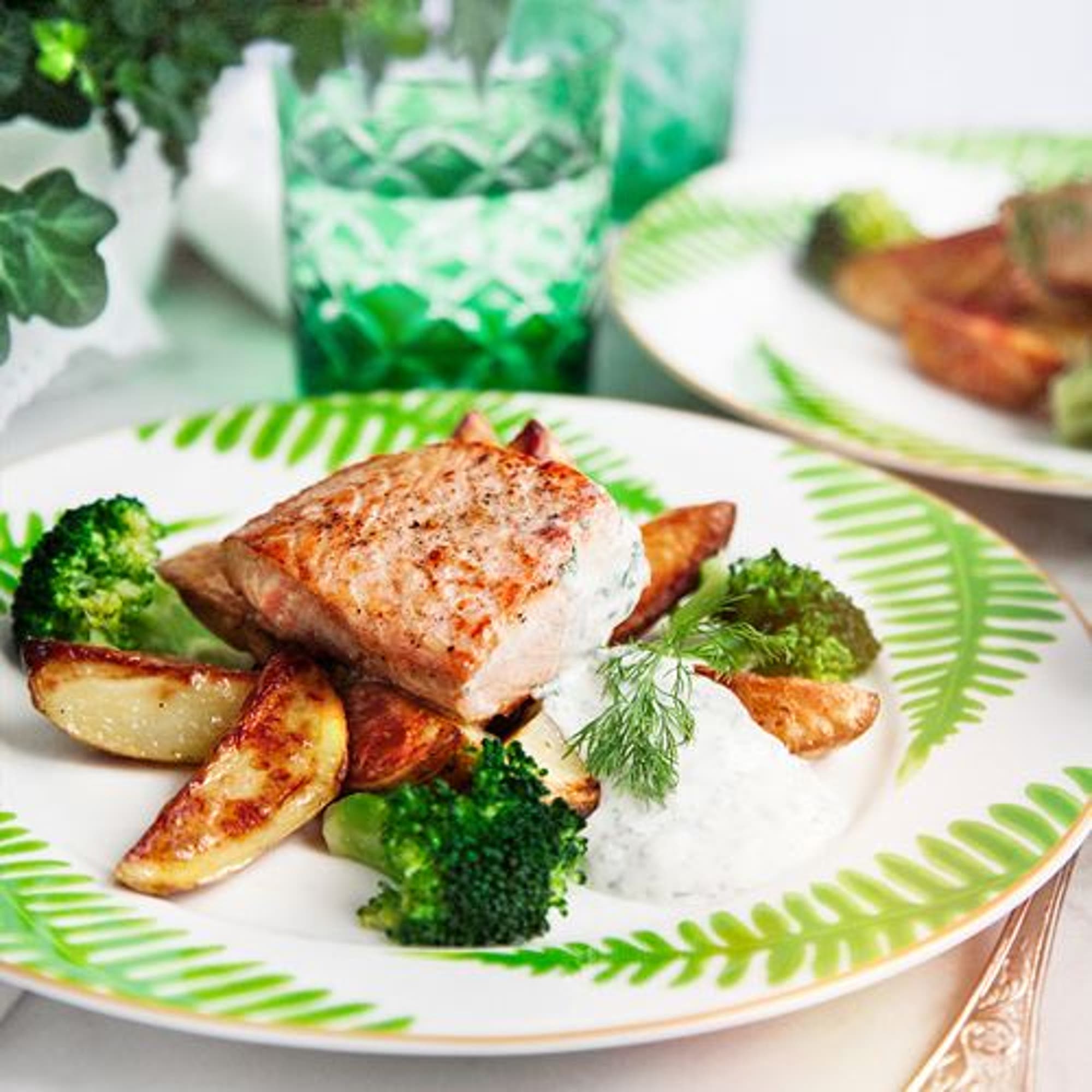 Stekt lax med rostad potatis, broccoli och örtsås