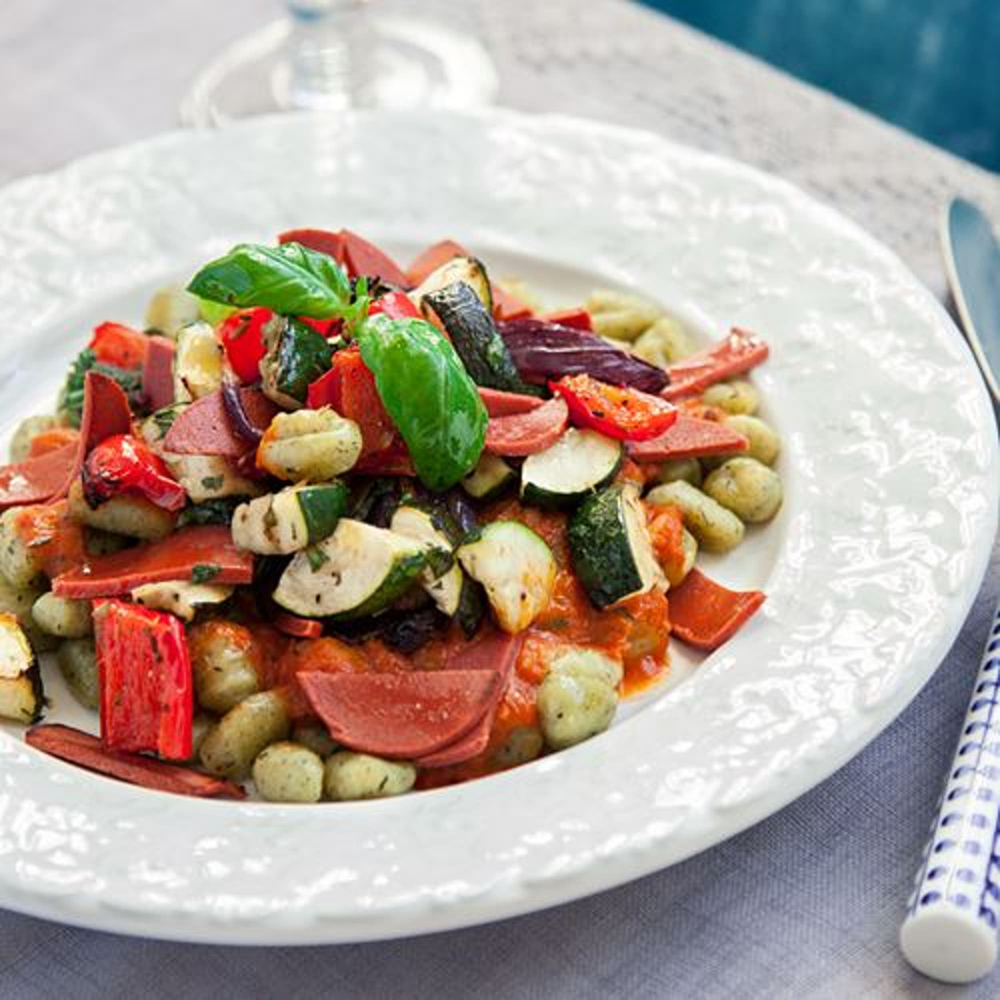 Gyllenstekt gnocchi med medelhavsgrönsaker och bejkon