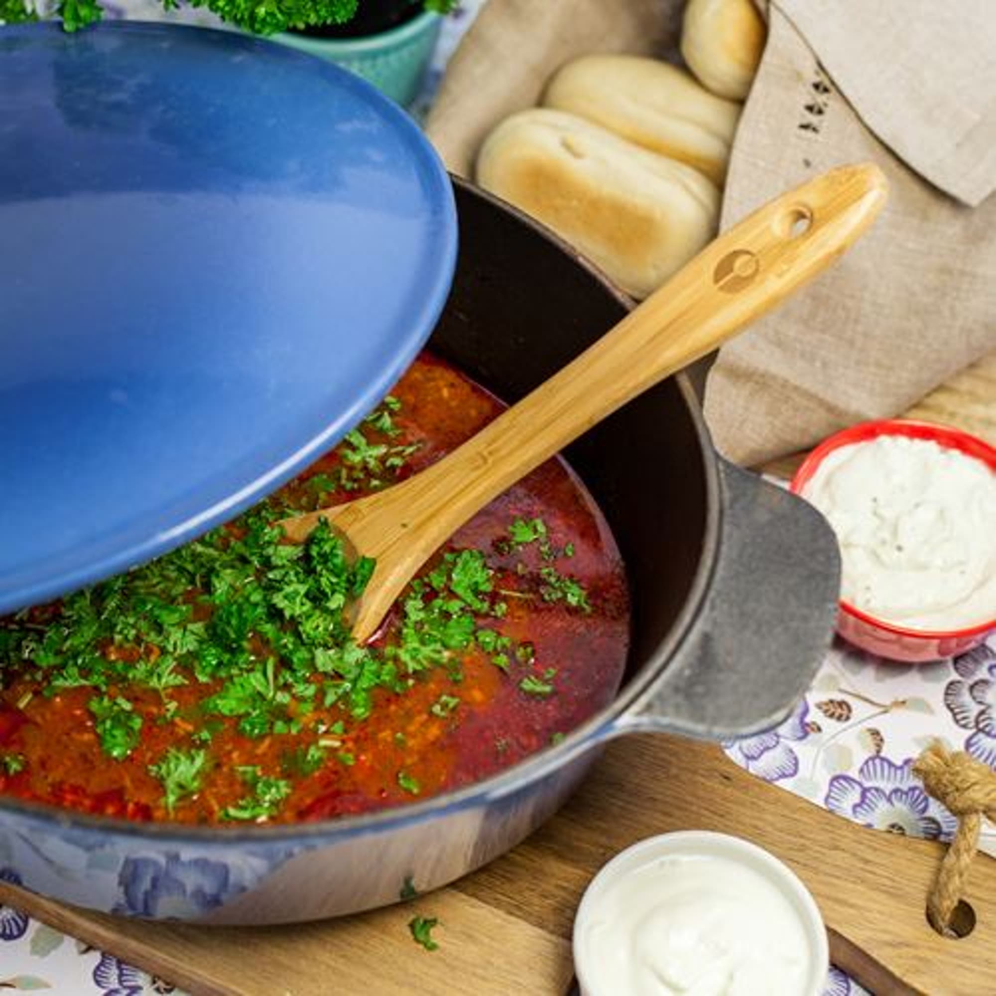Köttfärssoppa med mjukt bröd och fetaostkräm