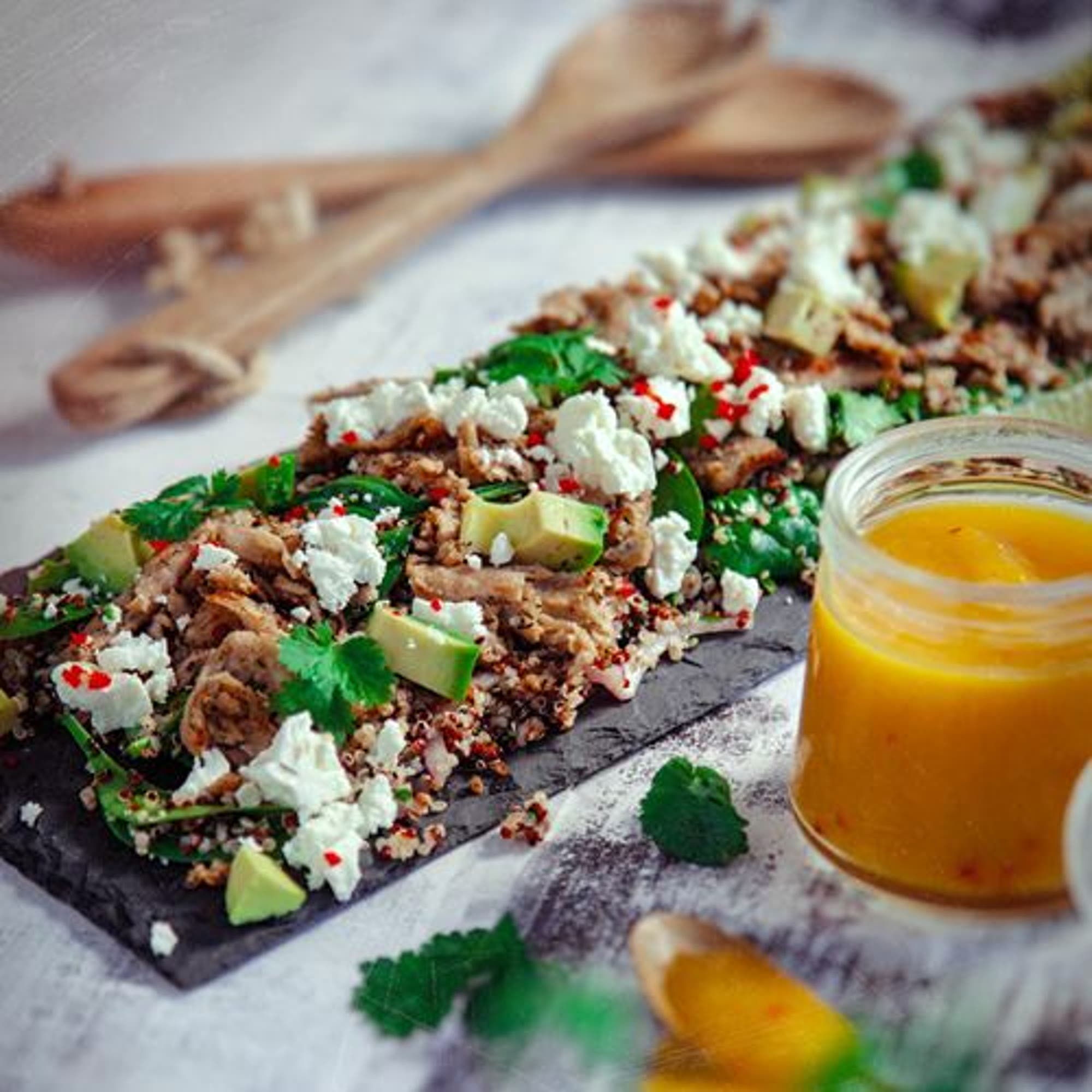 Quinoasallad med oumph, fetaost, avokado och het mangodressing