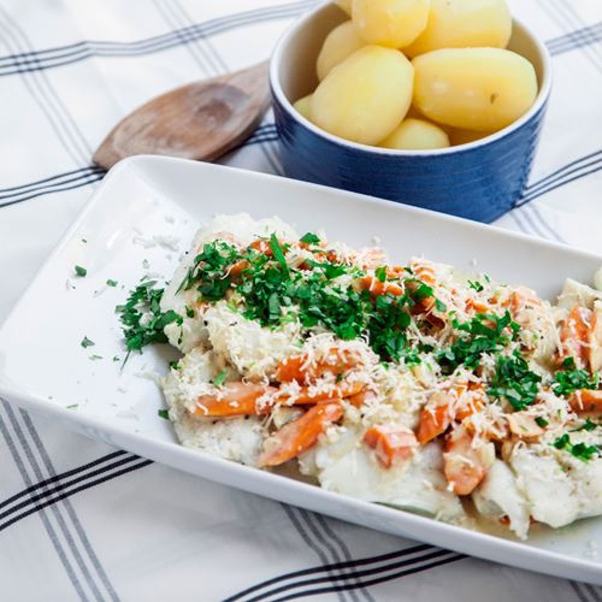 Vinpocherad torsk med pepparrot och kokt potatis