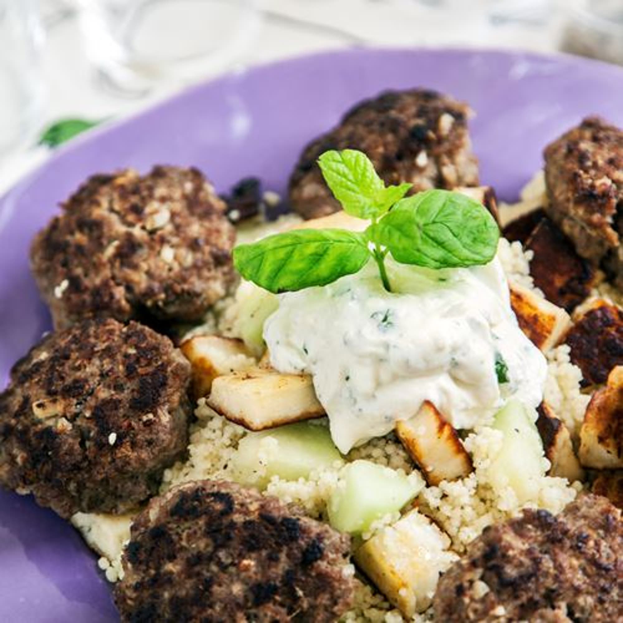 Pontus lammfärsbiffar med halloumi- och meloncouscous