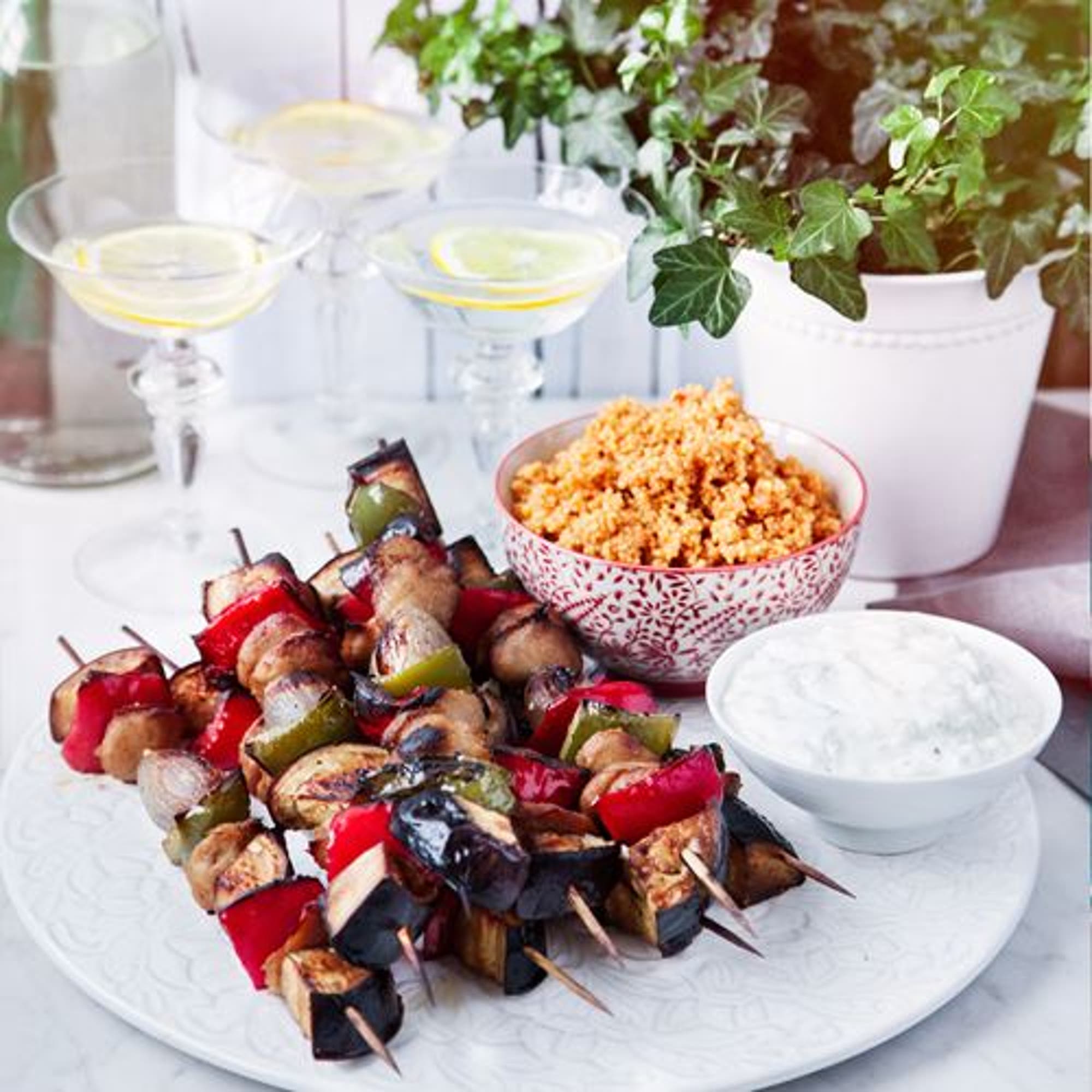 Grillade veggiespett med tzay, tzatziki och kryddig couscous