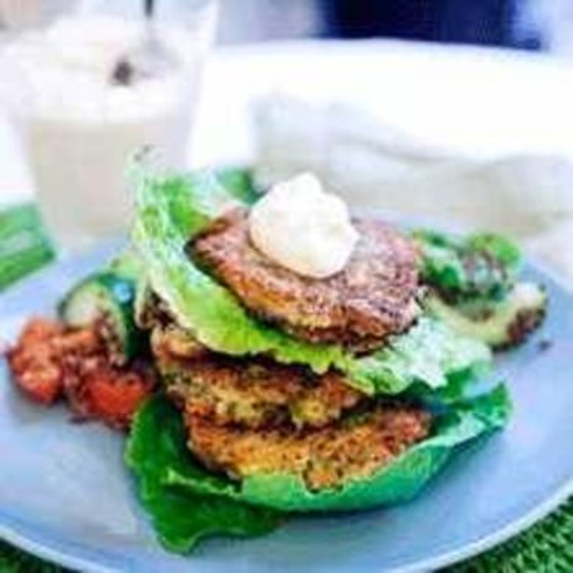 Broccolifritters med fetaostdipp och sallad