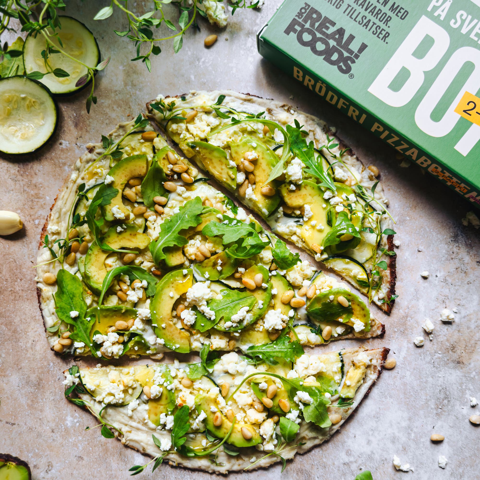 Pizza Bianco med avokado, zucchini och fetaost