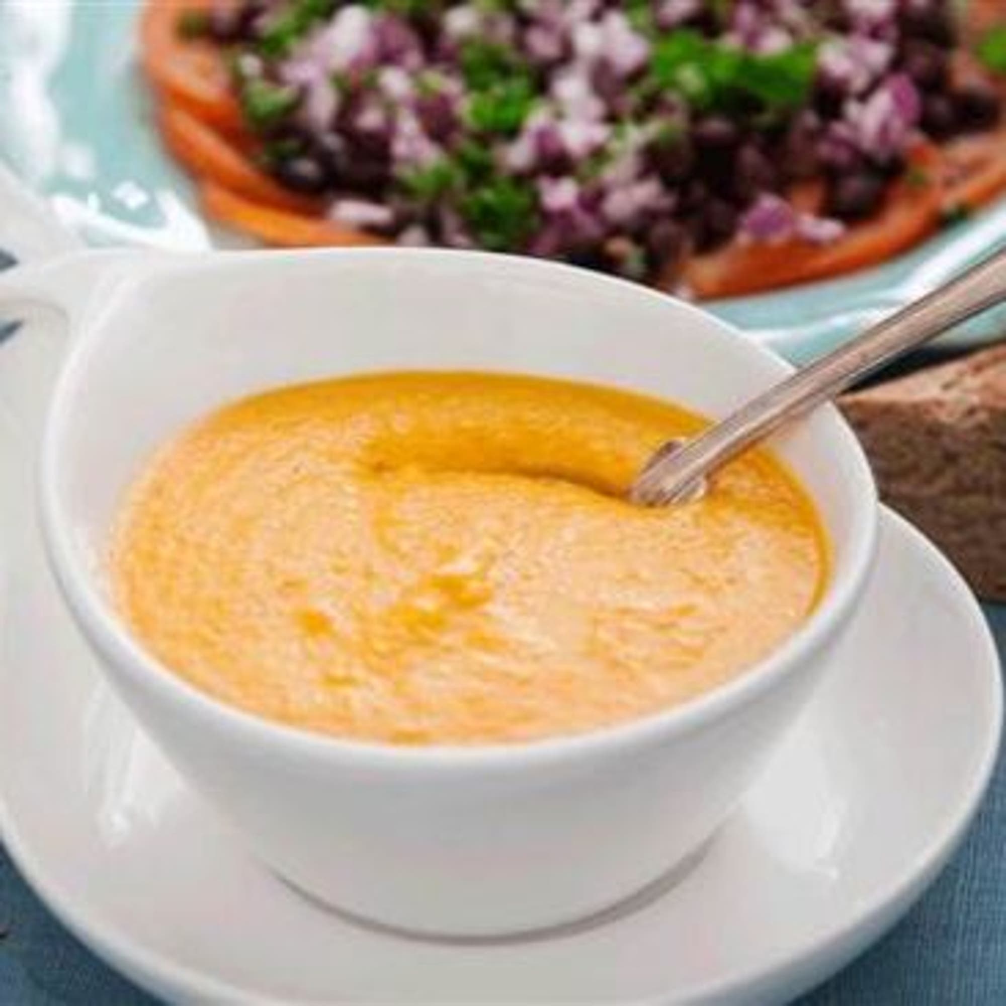 Guldsoppa med varmt bröd och tomatsallad